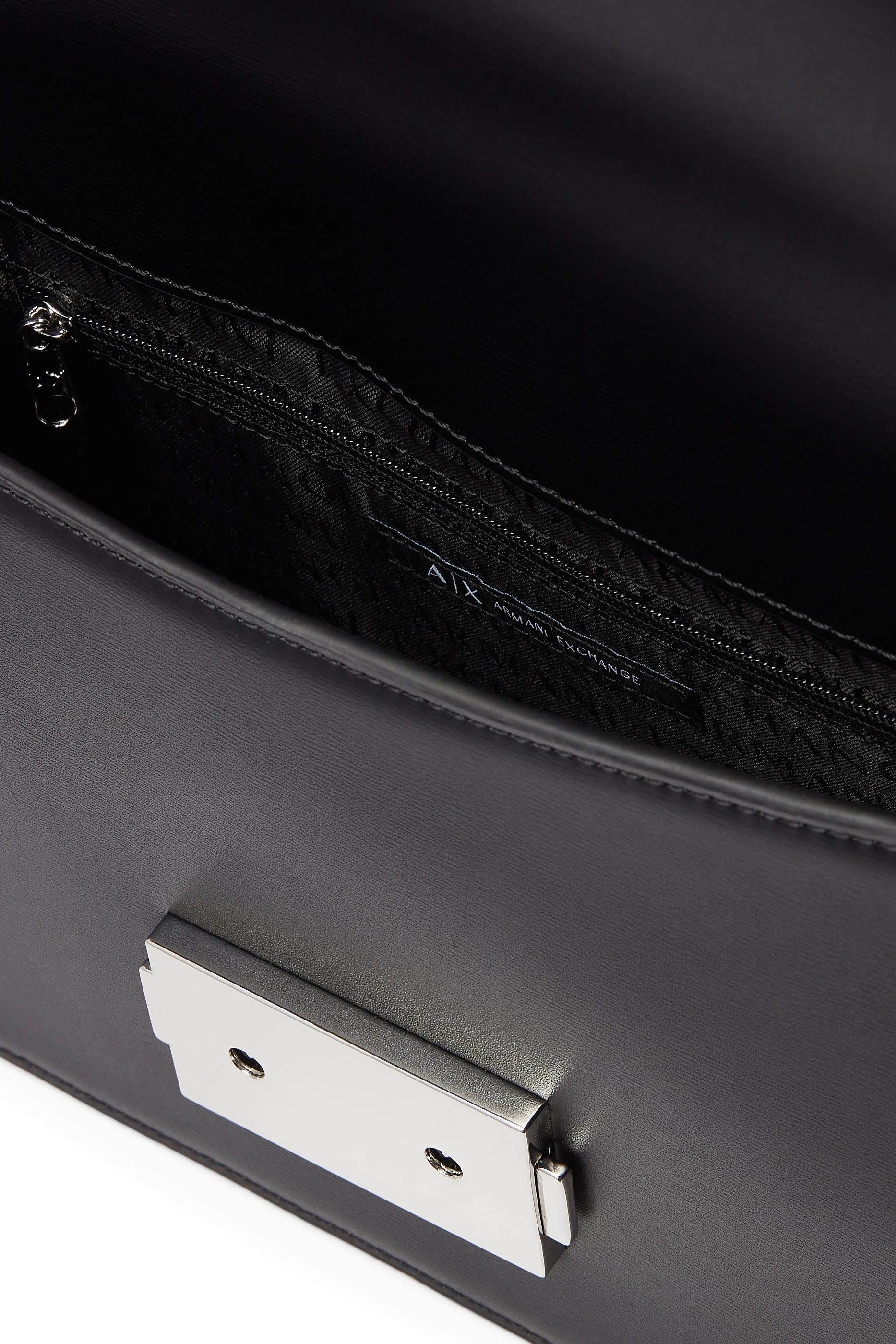 حقيبة كتف بحلية معدنية بتصميم بشعار الماركة