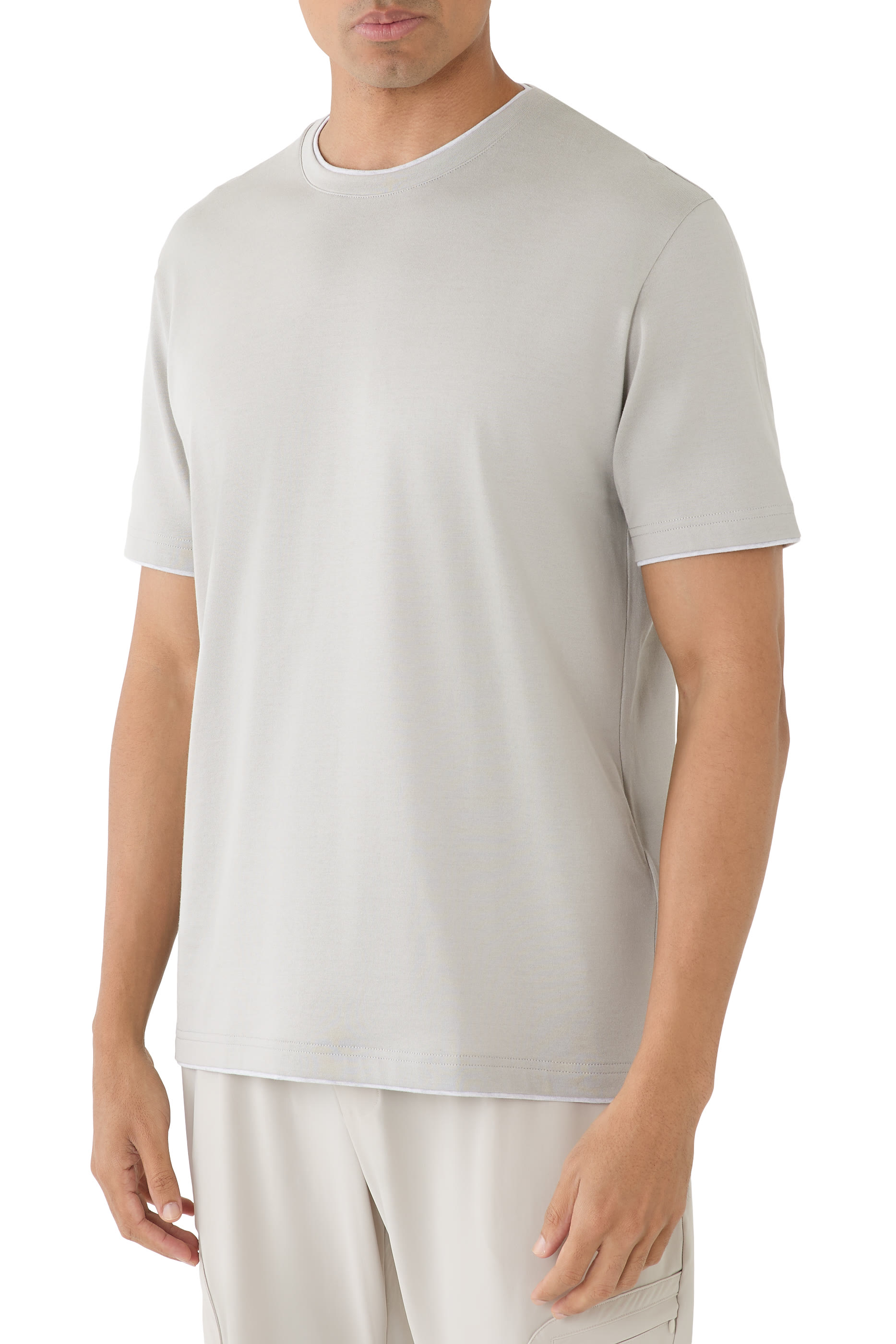 تيشيرت بياقة ضيقة