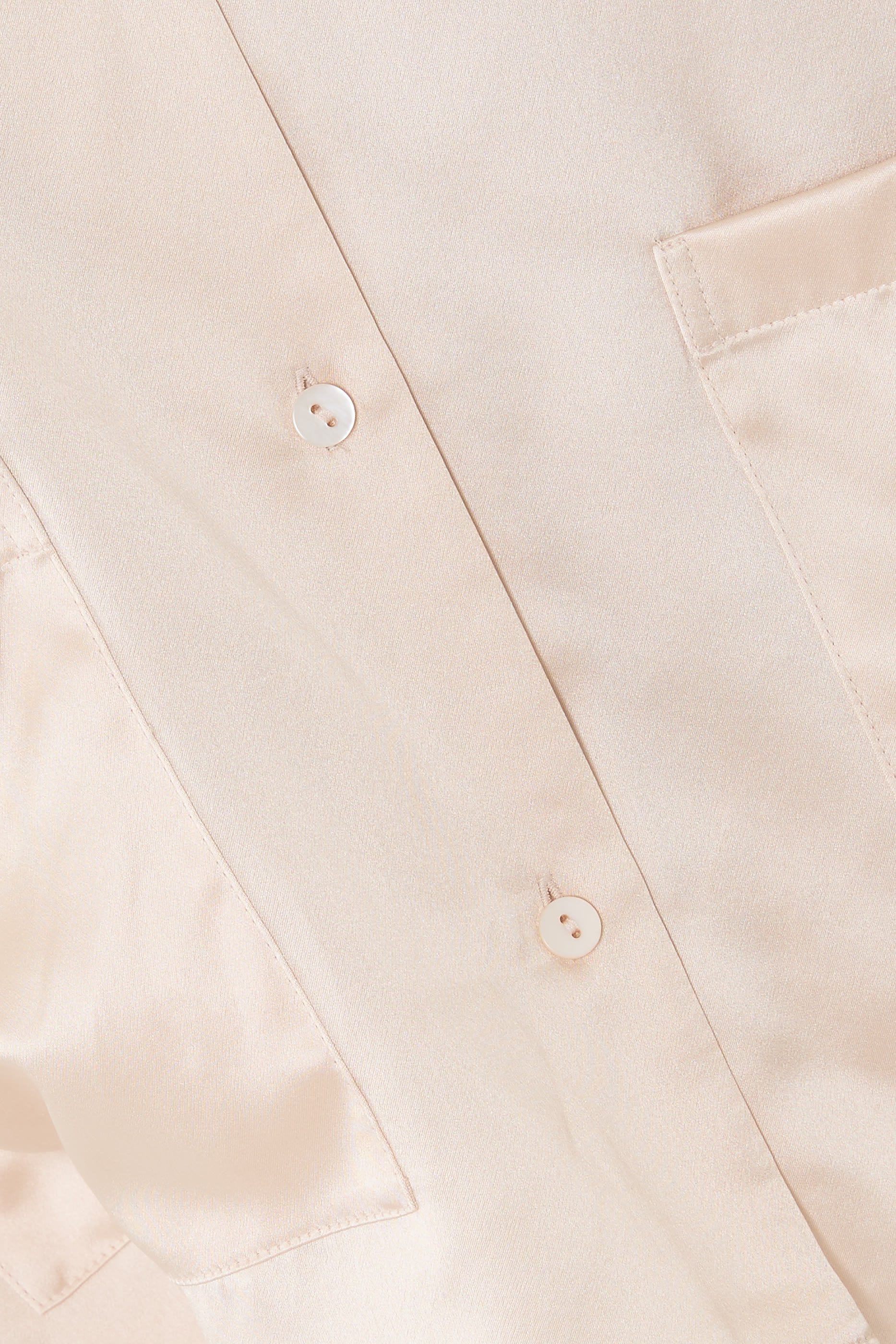 طقم بيجامة بأكتاف منخفضة وجيوب حرير