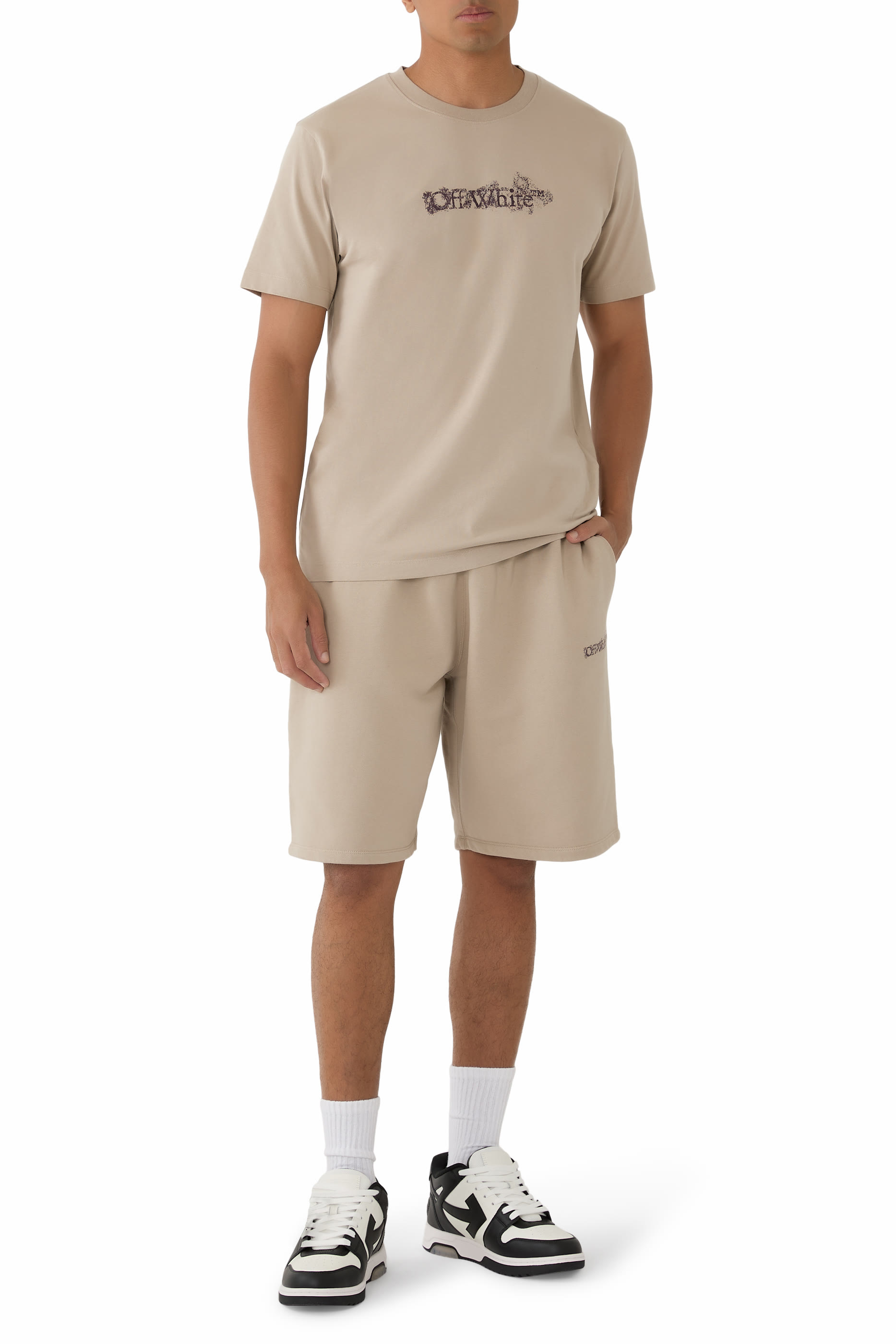 تيشيرت بقصة ضيقة وشعار الماركة