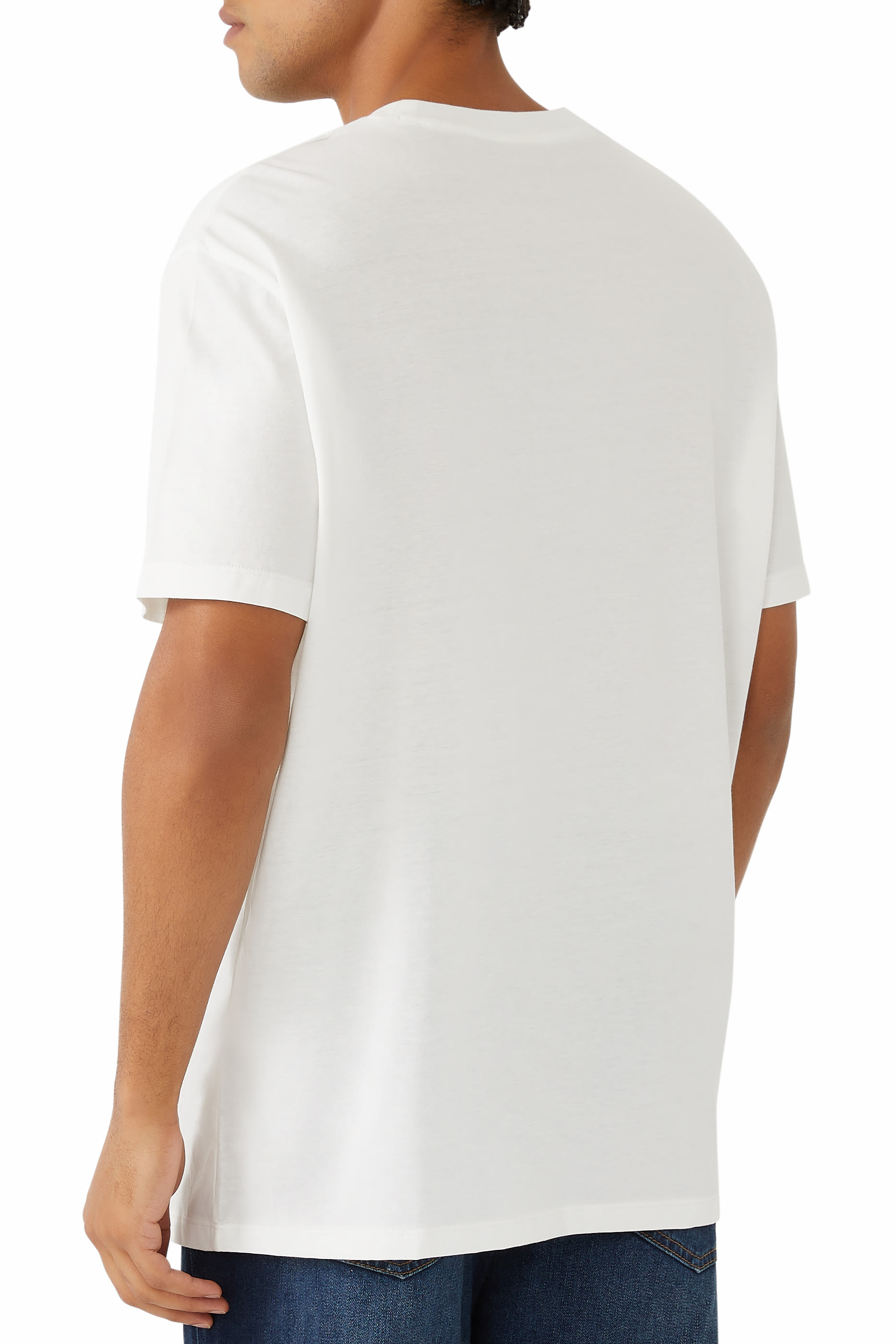 تيشيرت بقصة عادية وشعار الماركة