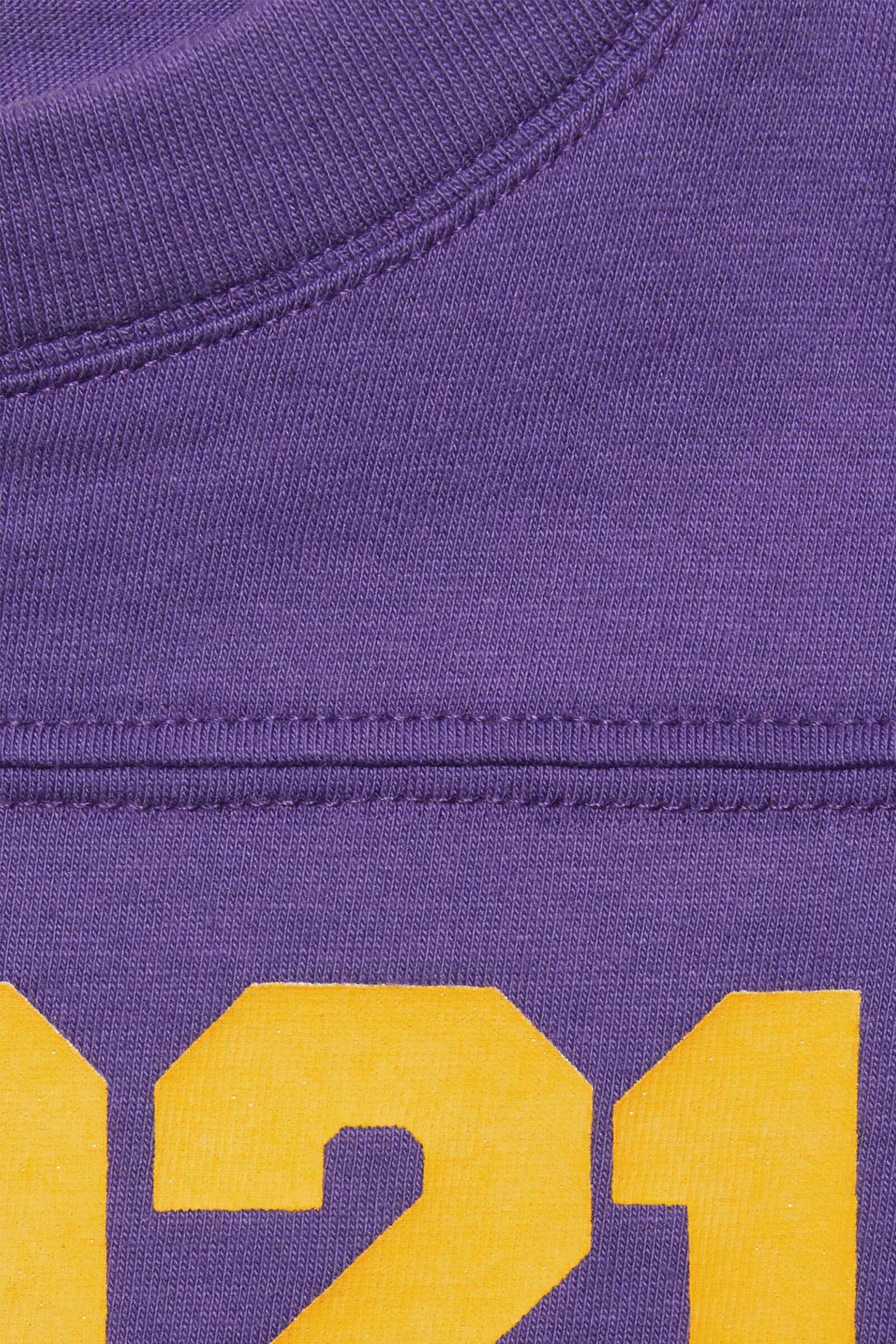 تي شيرت بطبعة شعار