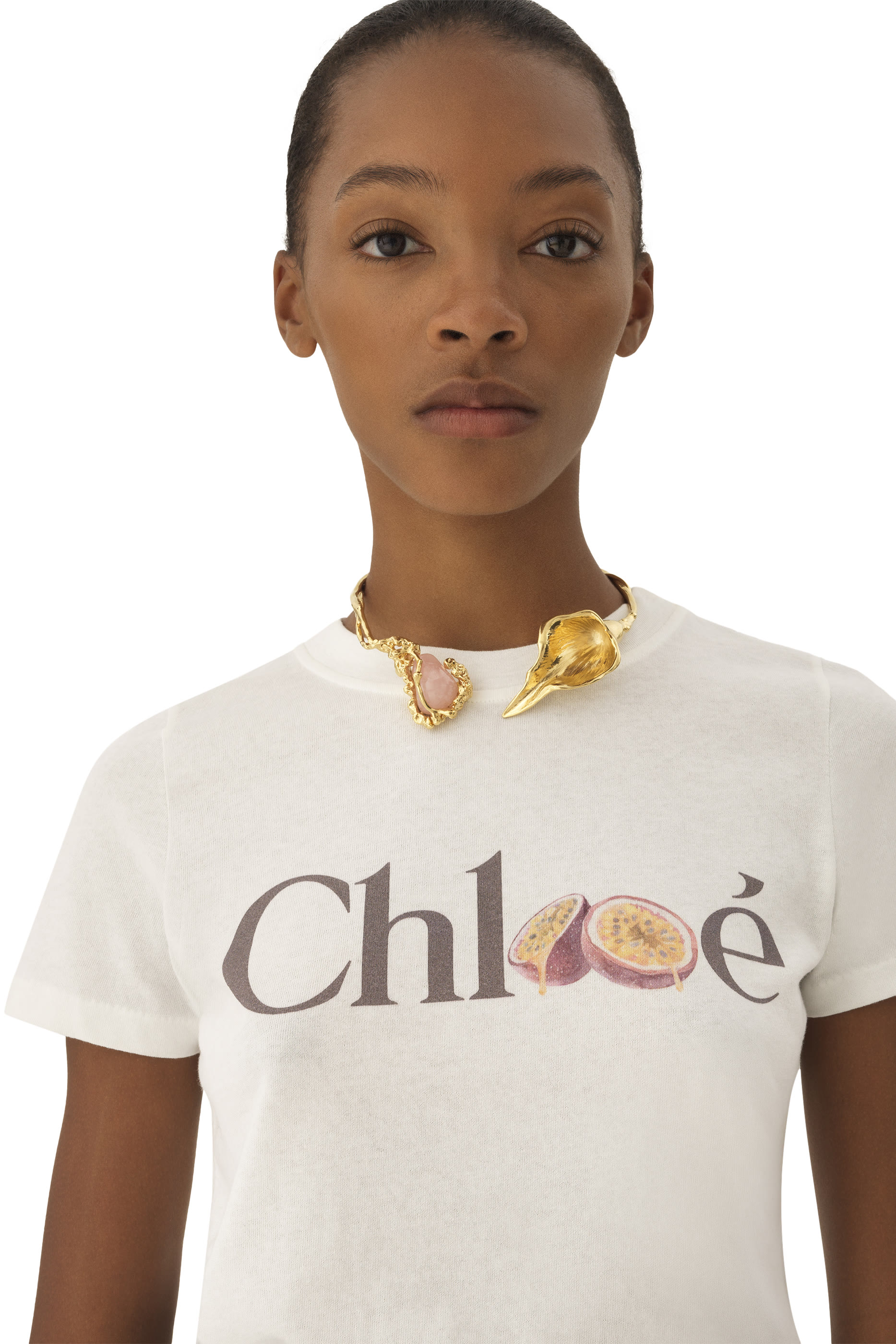 تيشيرت بقصة ضيقة وشعار الماركة