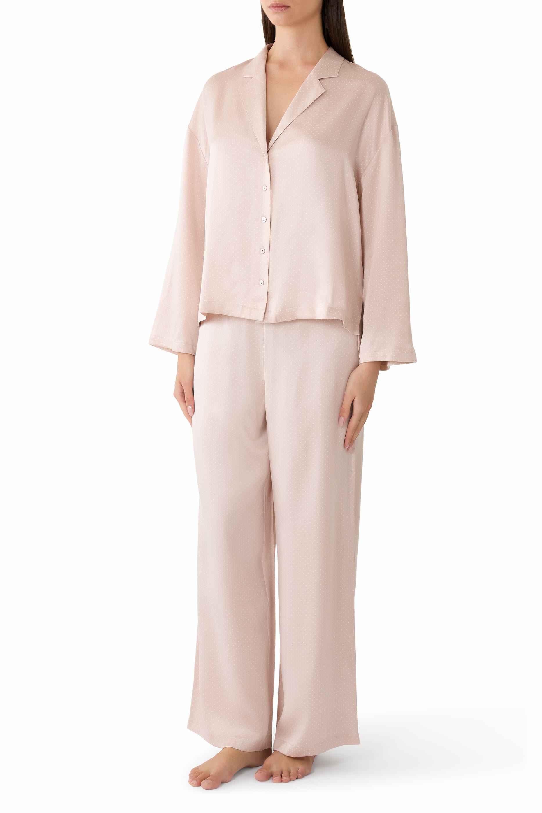 طقم بيجامة بأكتاف متخفضة ونقشة نقاط حرير