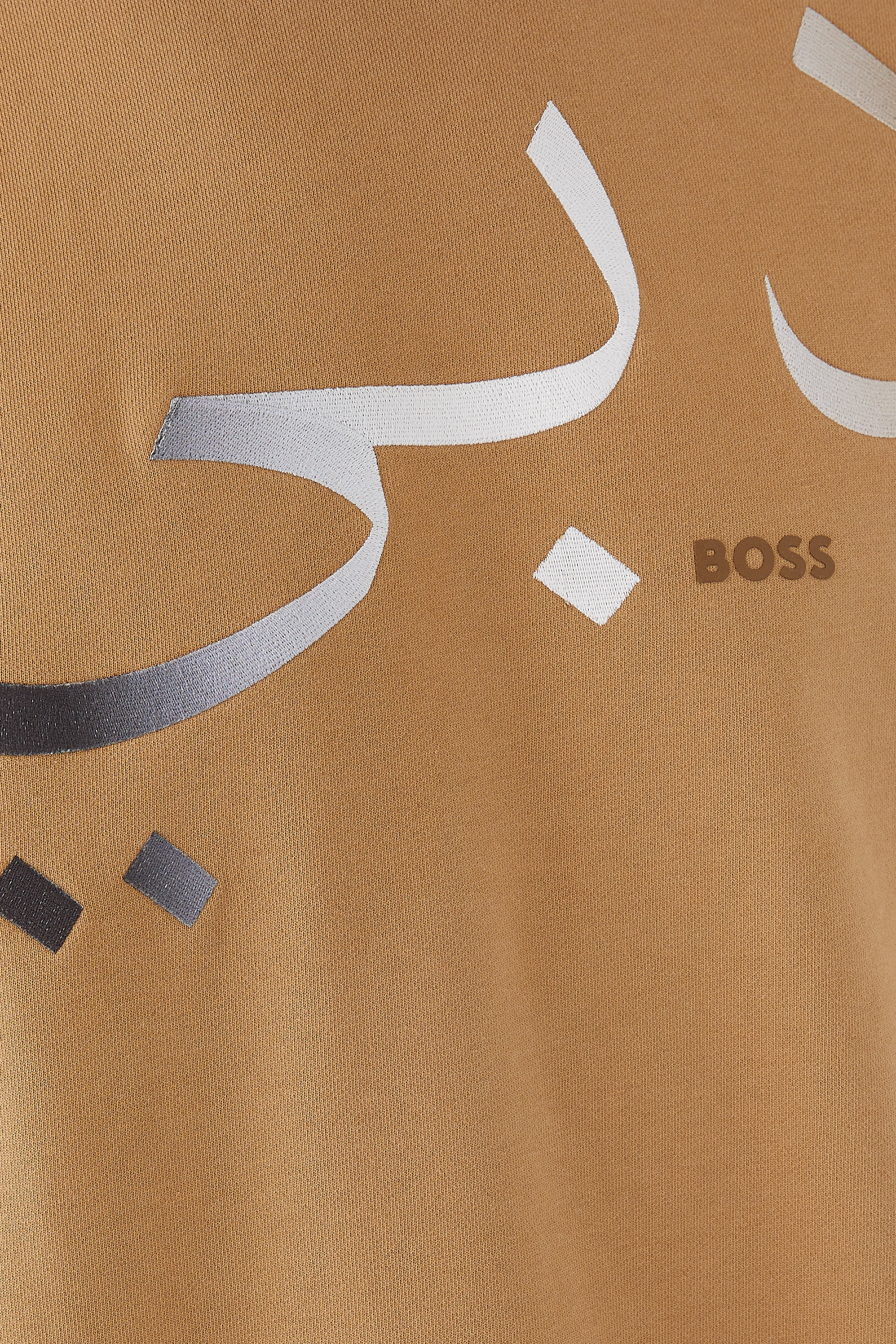 سويت شيرت x دبي هالا بياقة ضيقة