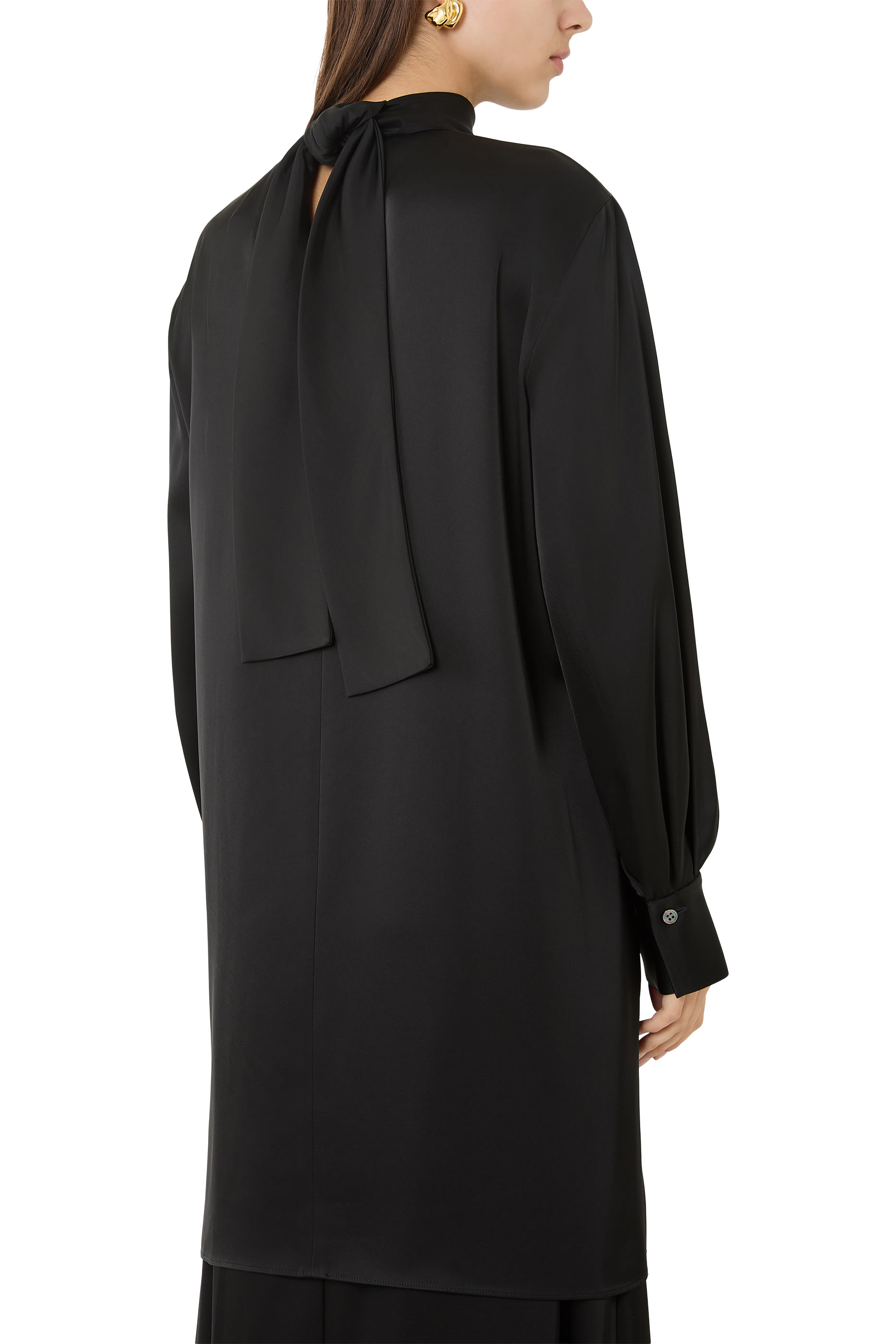 فستان بأكمام واسعة