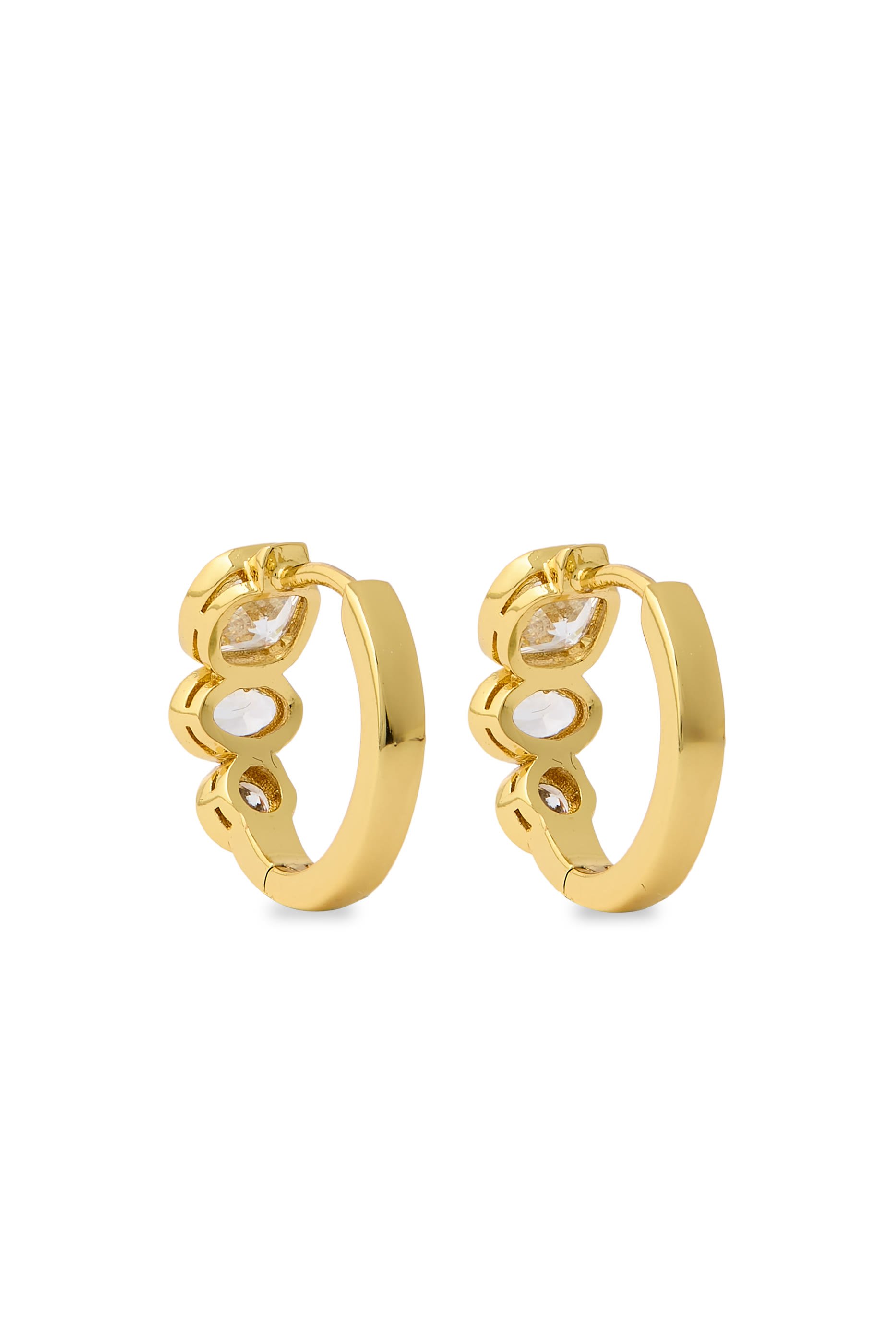 أقراط هاجي بتصميم دائري مزينة بالماس وشعار الماركة