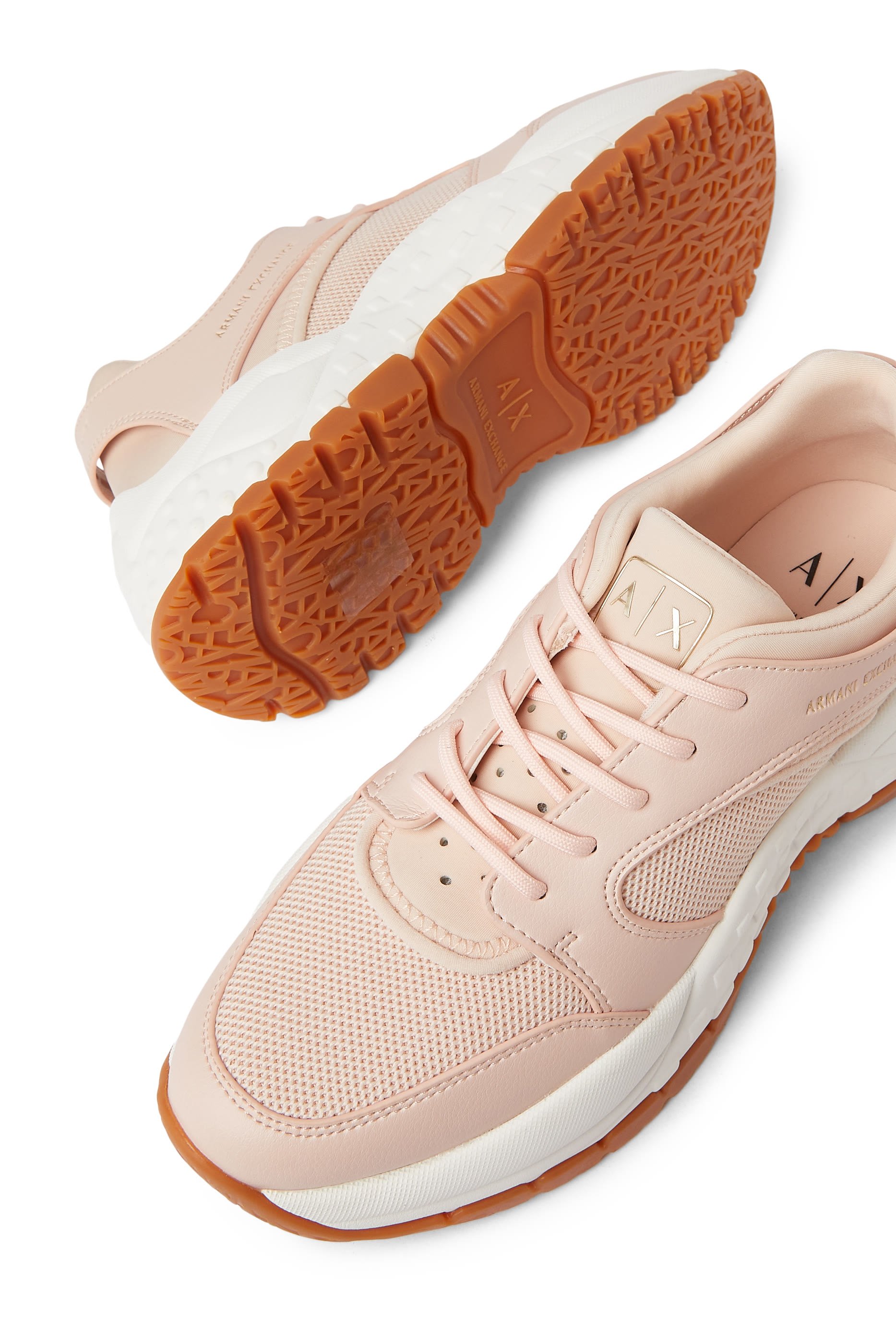 سنيكرز بشعار الماركة قماش معالج