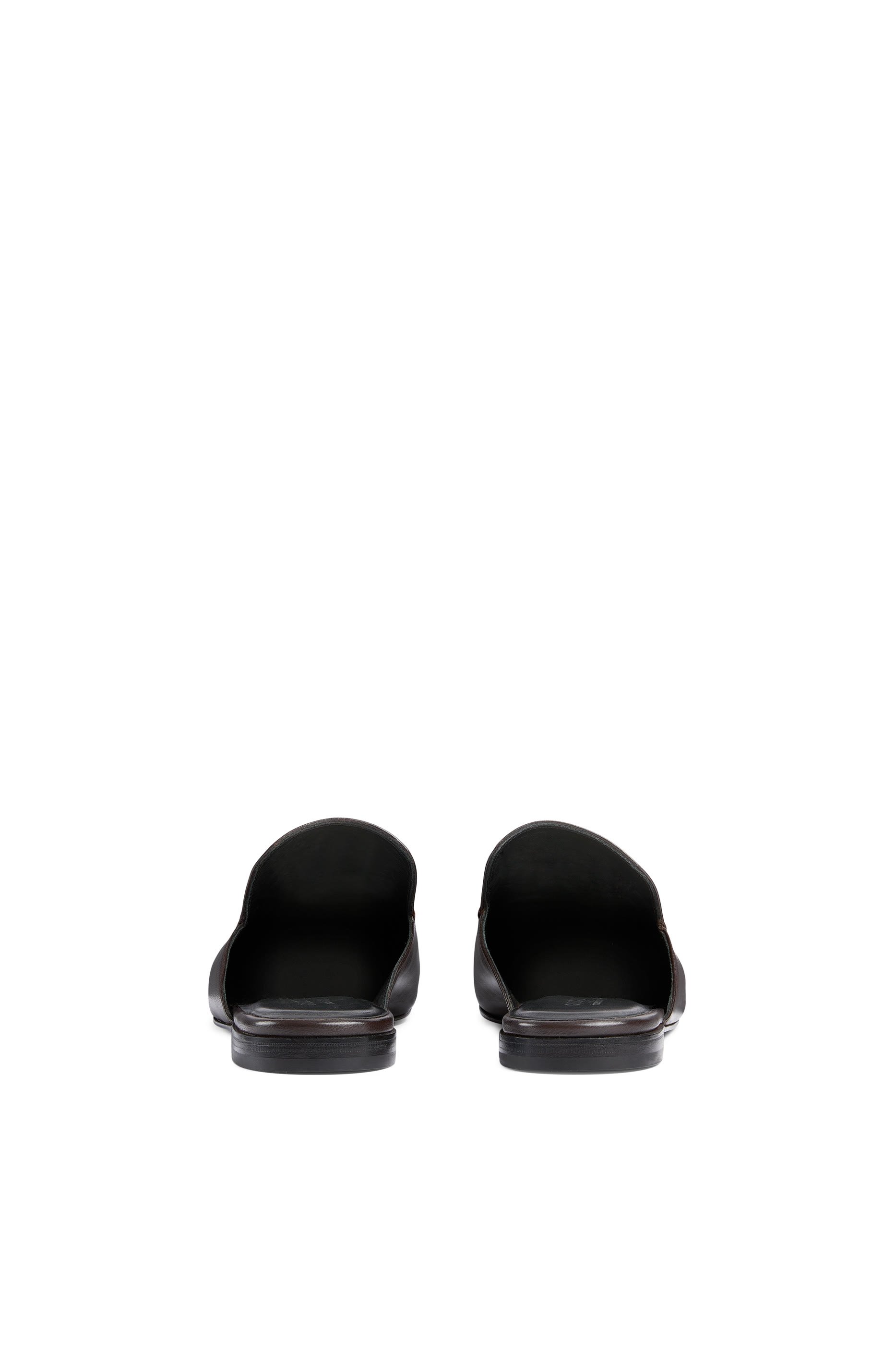 حذاء مفتوح من الخلف بحلية لجام الحصان