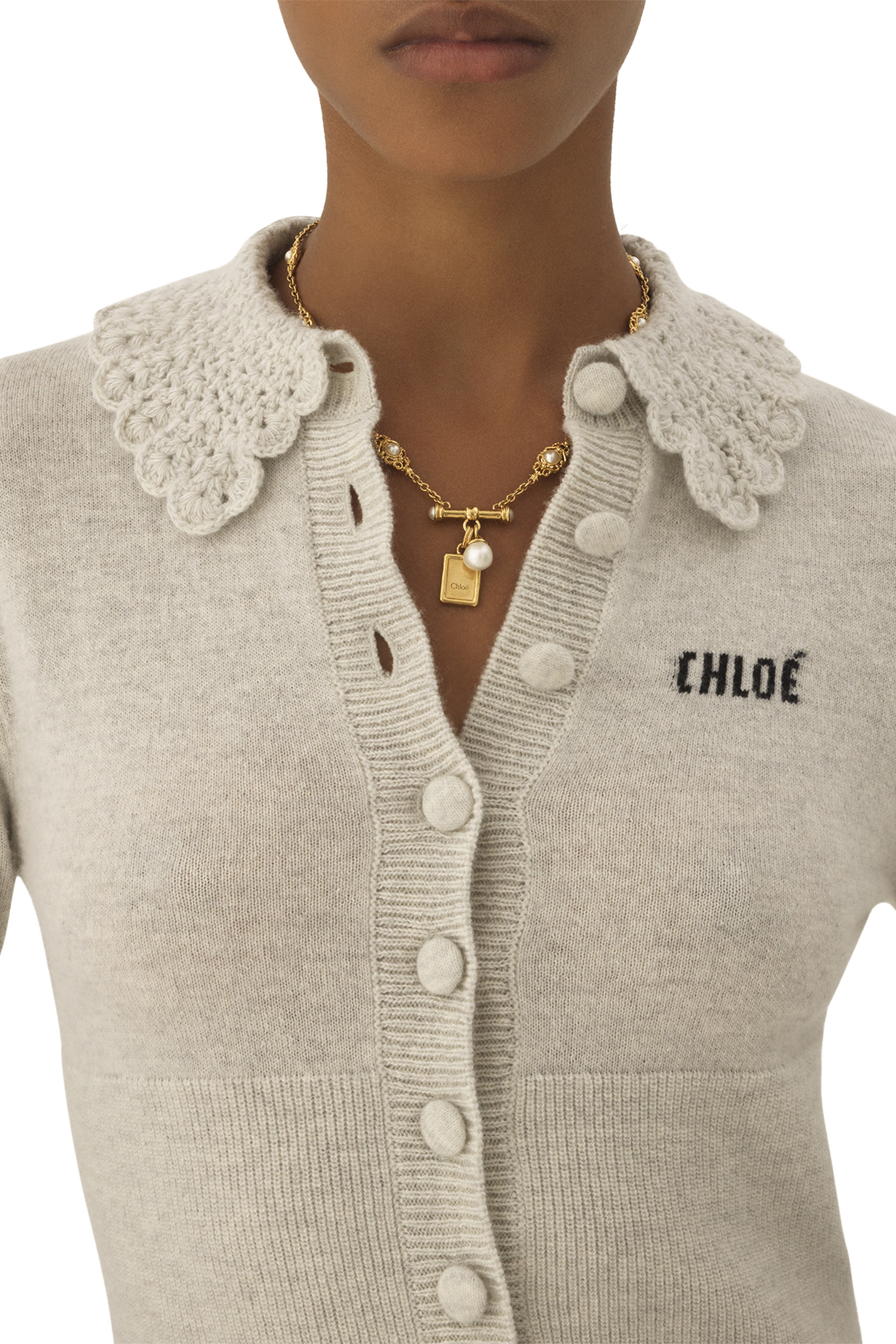 كارديغان بقصة ضيقة وشعار الماركة