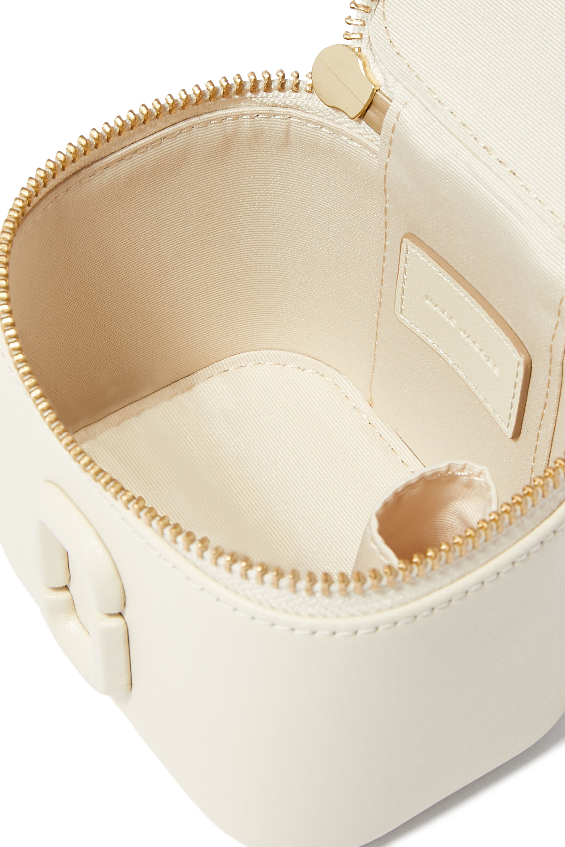 حقيبة مستحضرات تجميل صغيرة