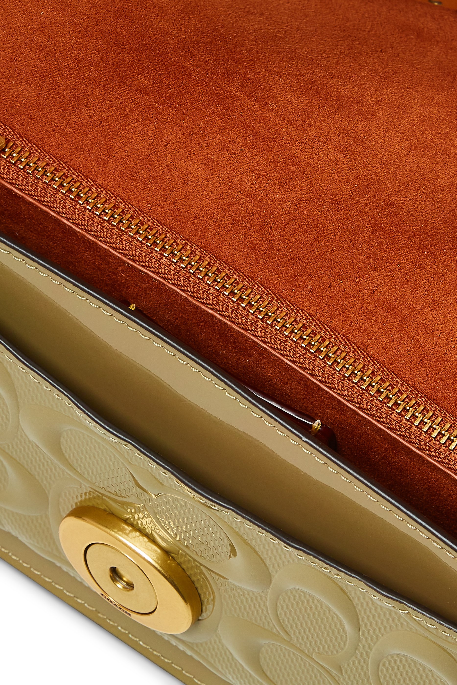 كلاتش تابي جلد لامع بنقشة شعار الماركة