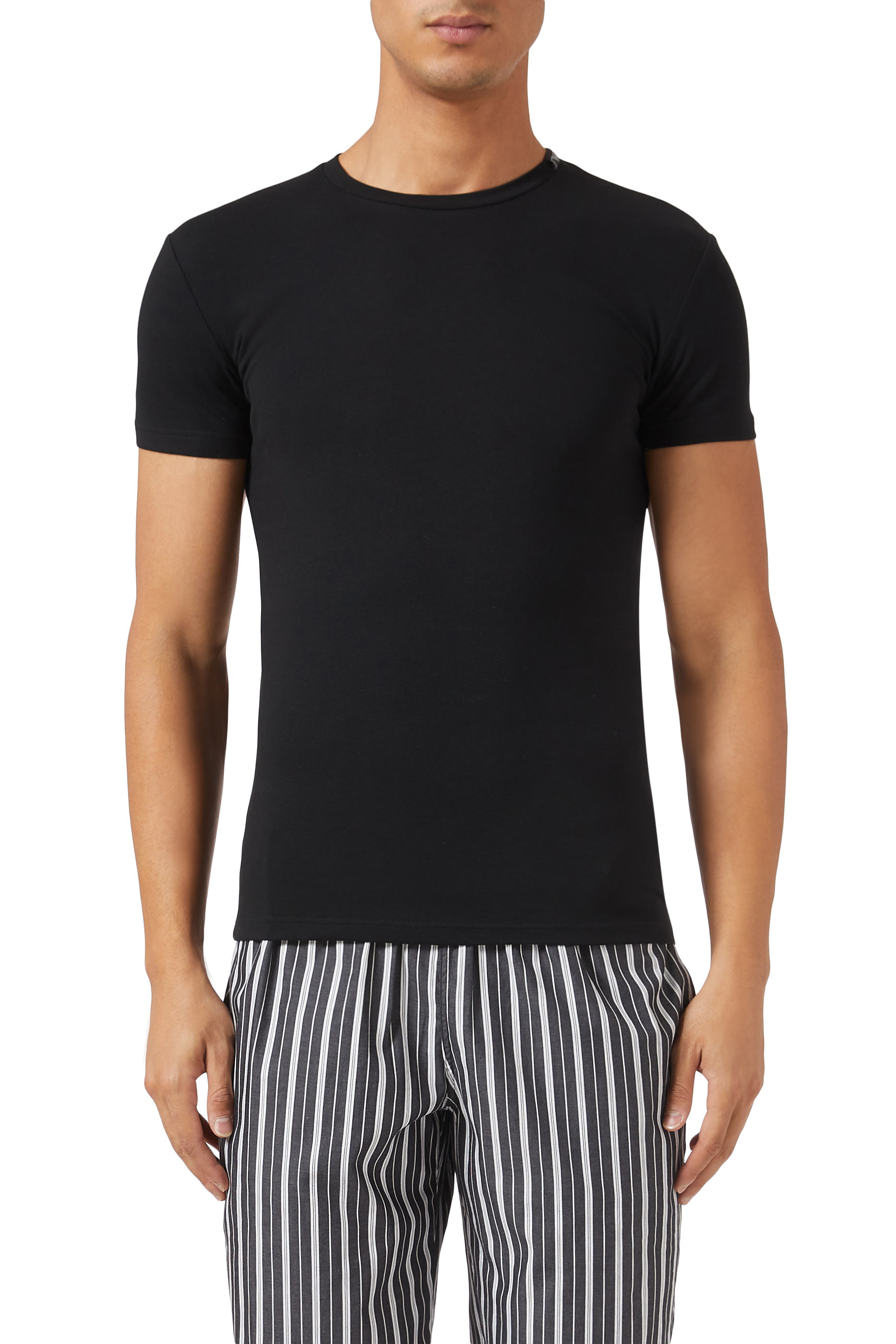 تيشيرت بياقة ضيقة