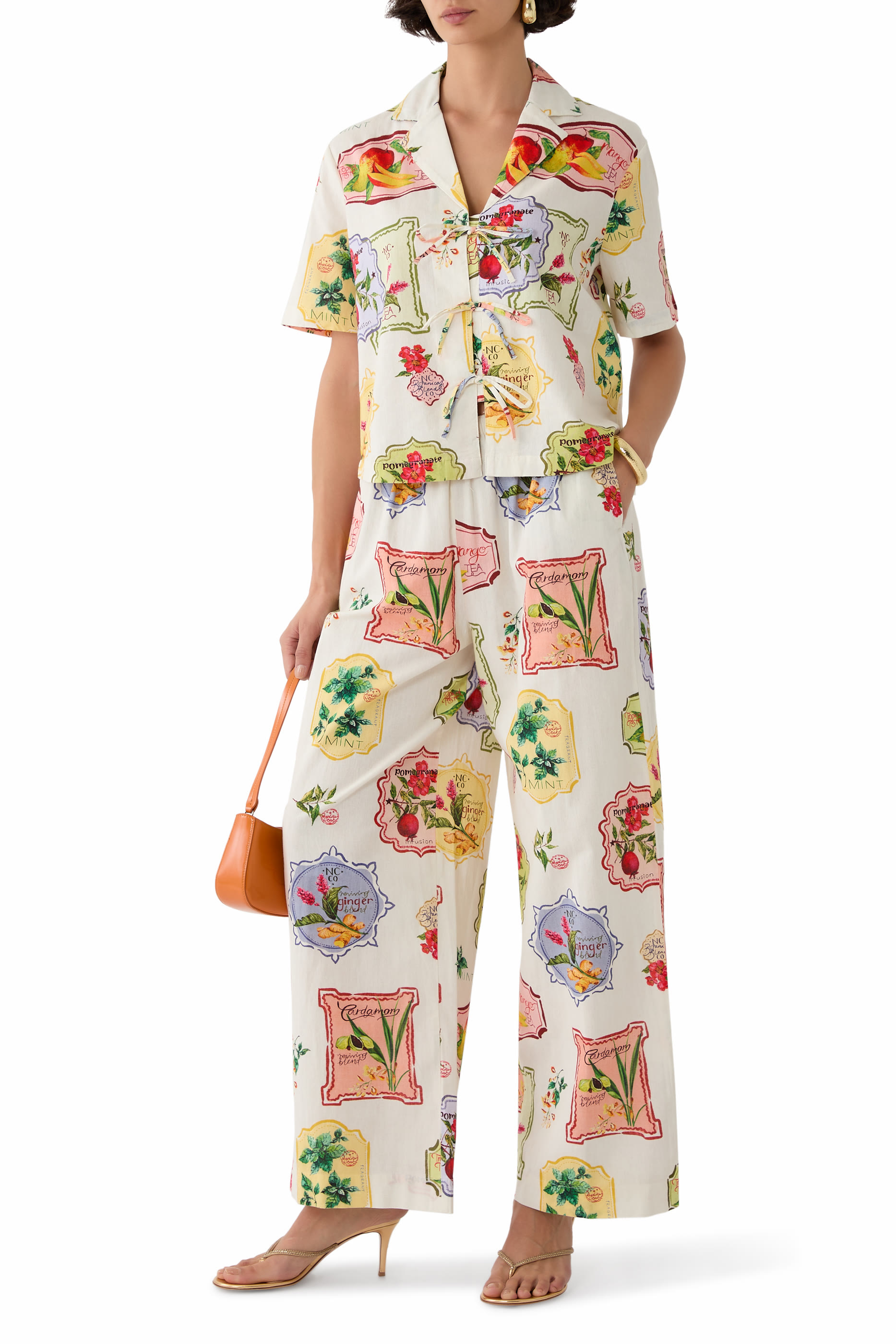 قميص بطبعة ريترو وربطة في الأمام