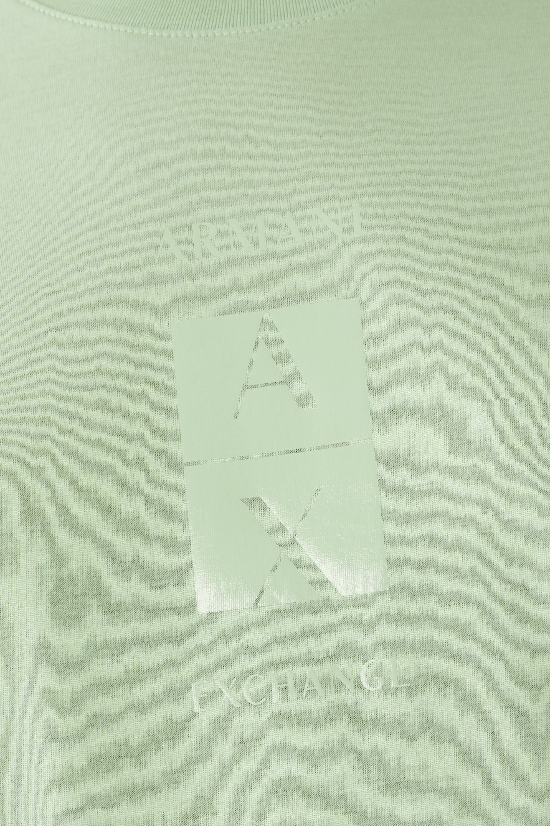 تيشيرت بقصة ضيقة وياقة ضيقة