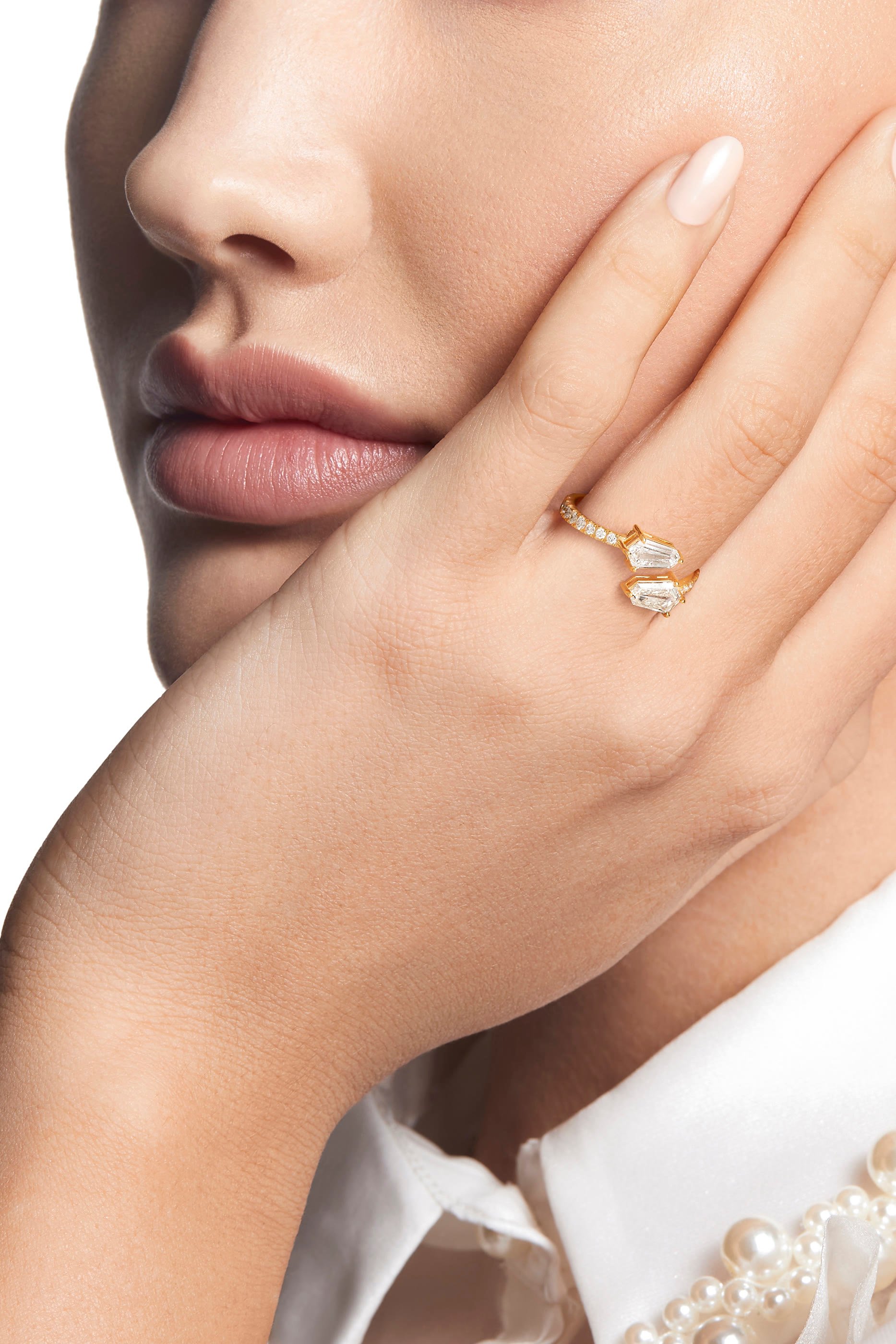 خاتم لوتس سوليتر مرصع بماستين ذهب أصفر عيار 18