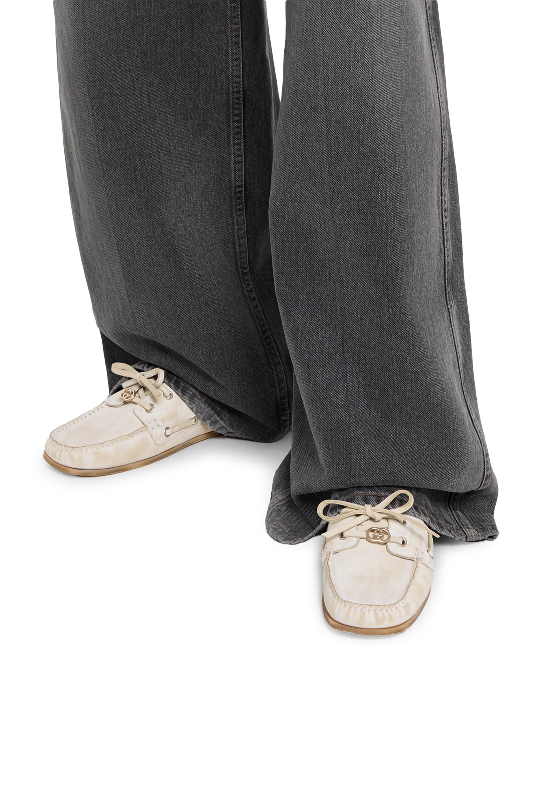 حذاء بوت بتفاصيل شعار الماركة متداخل