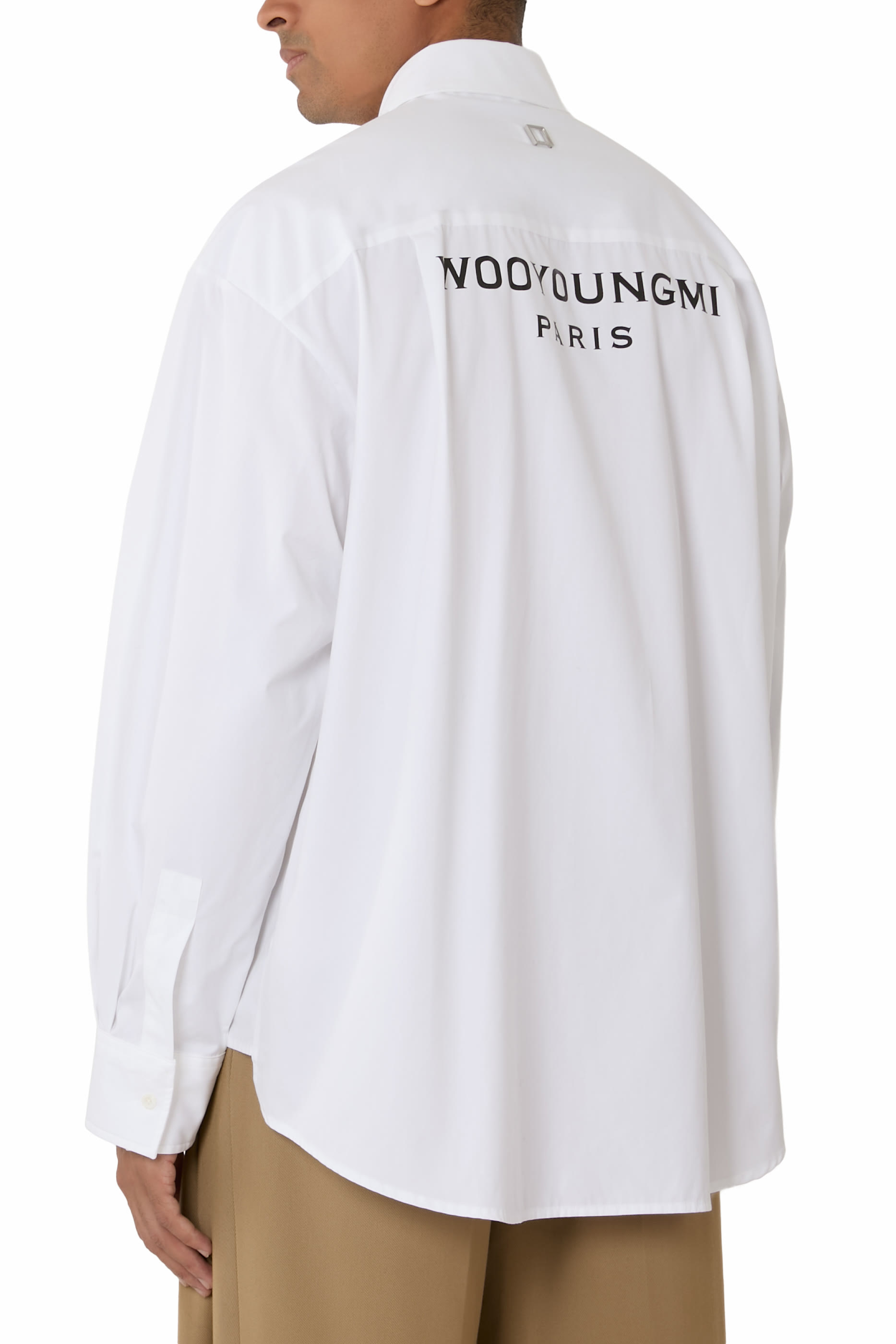 قميص بجيب مزين بشعار الماركة