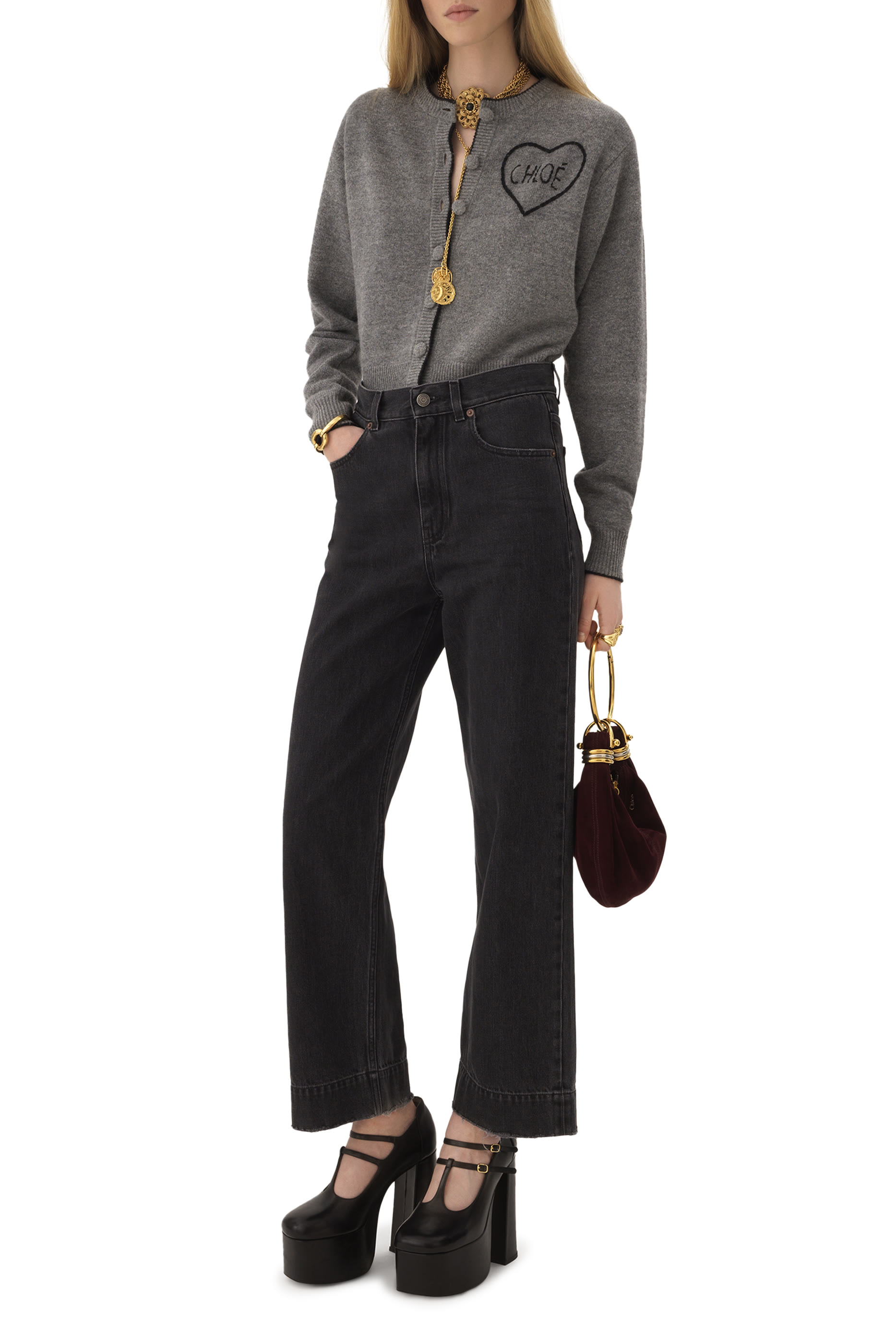 بنطال جينز قصة قصيرة وخصر مرتفع