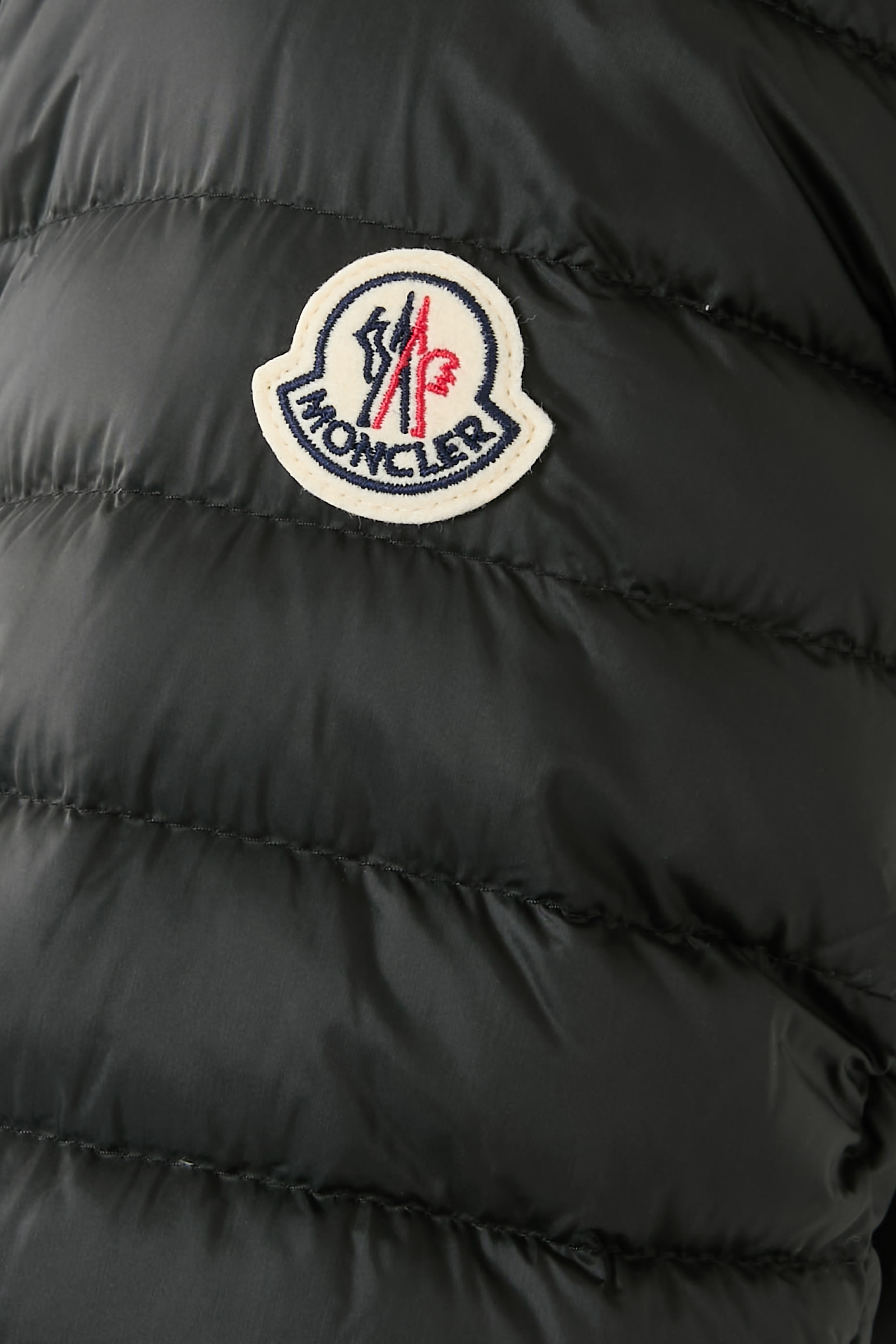 جاكيت بتصميم مبطن بالزغب وغطاء رأس وقصة واسعة نحو الأسفل