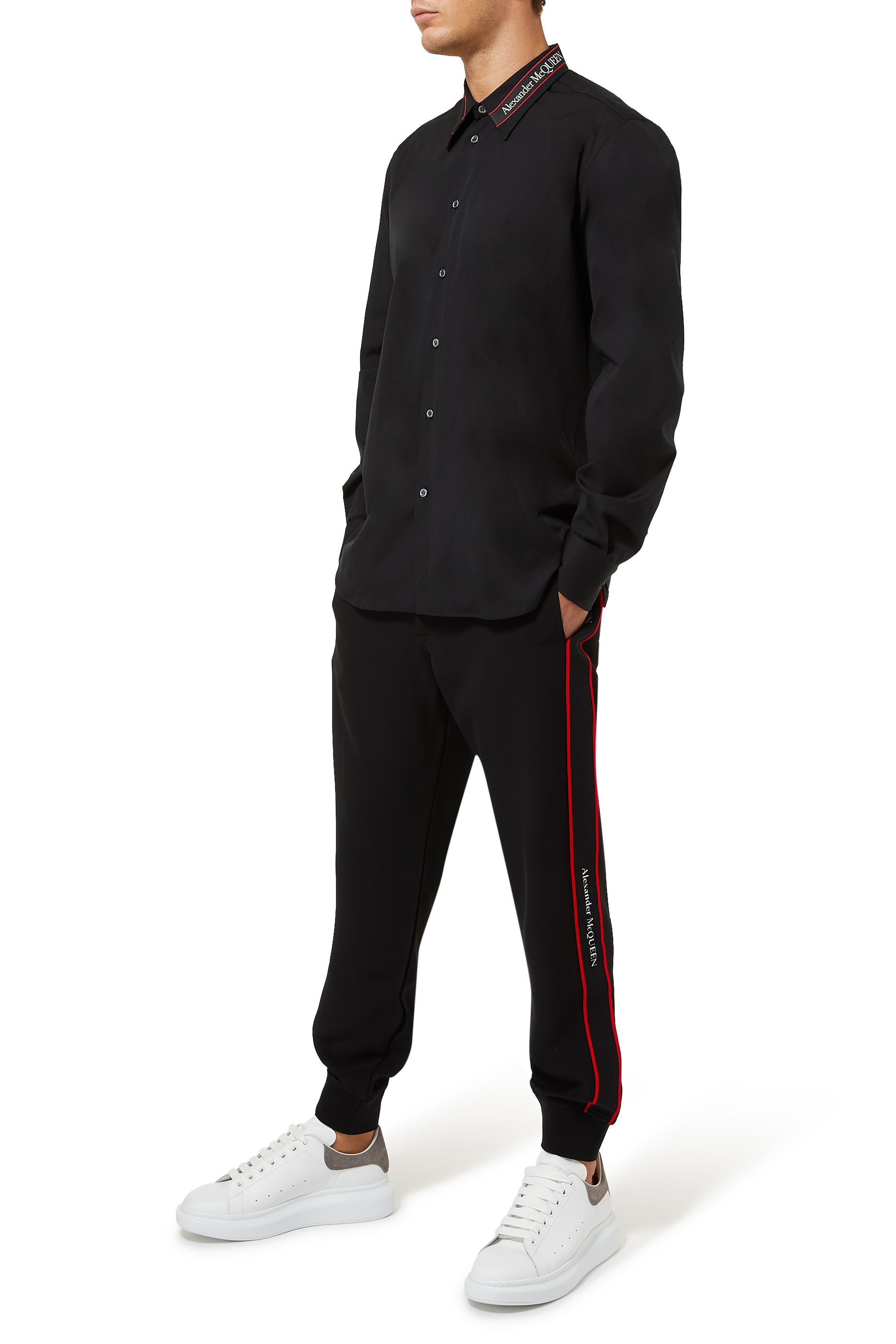 قميص بياقة بشعار الماركة