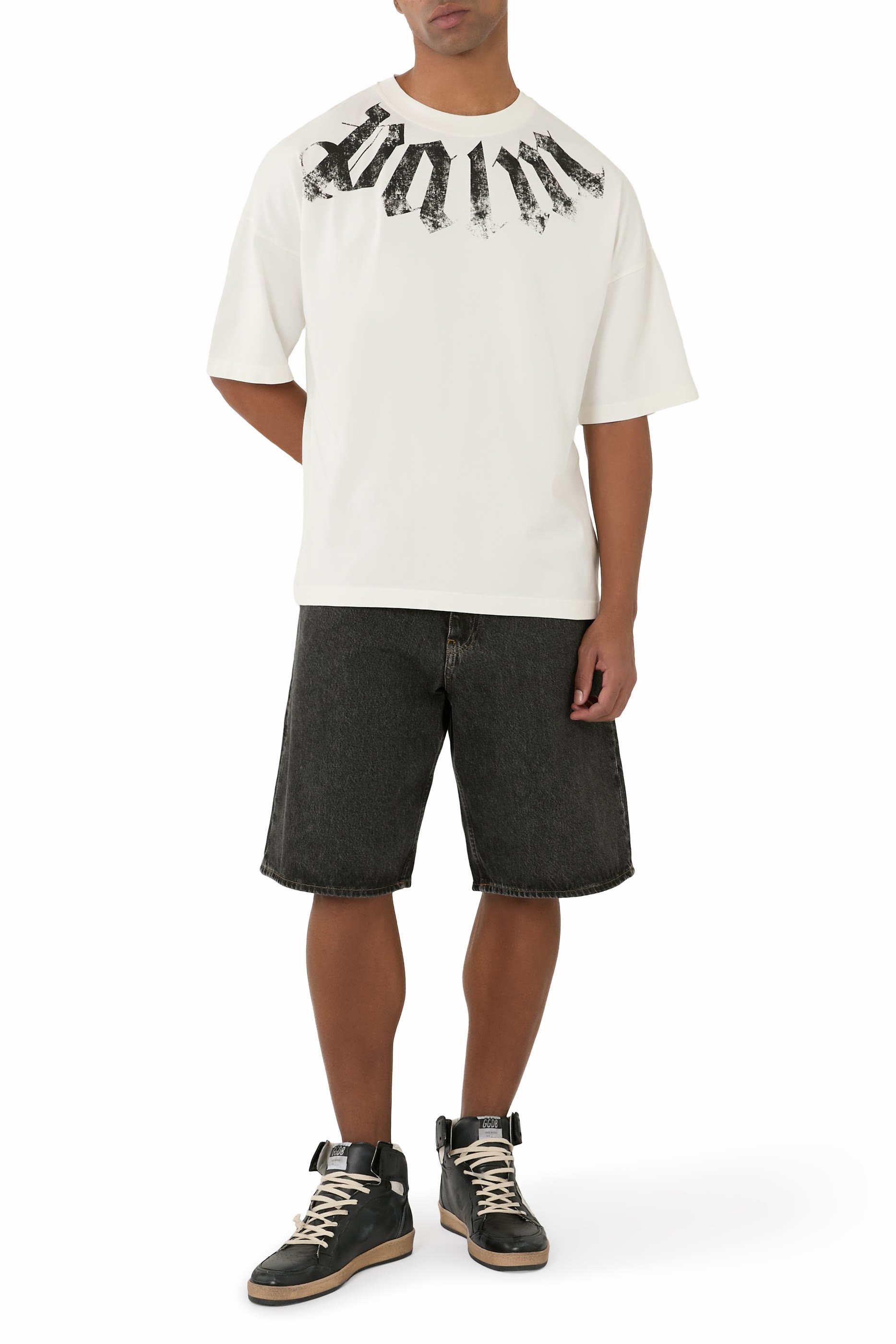 تيشيرت بشعار الماركة بحجم كبير عند الياقة