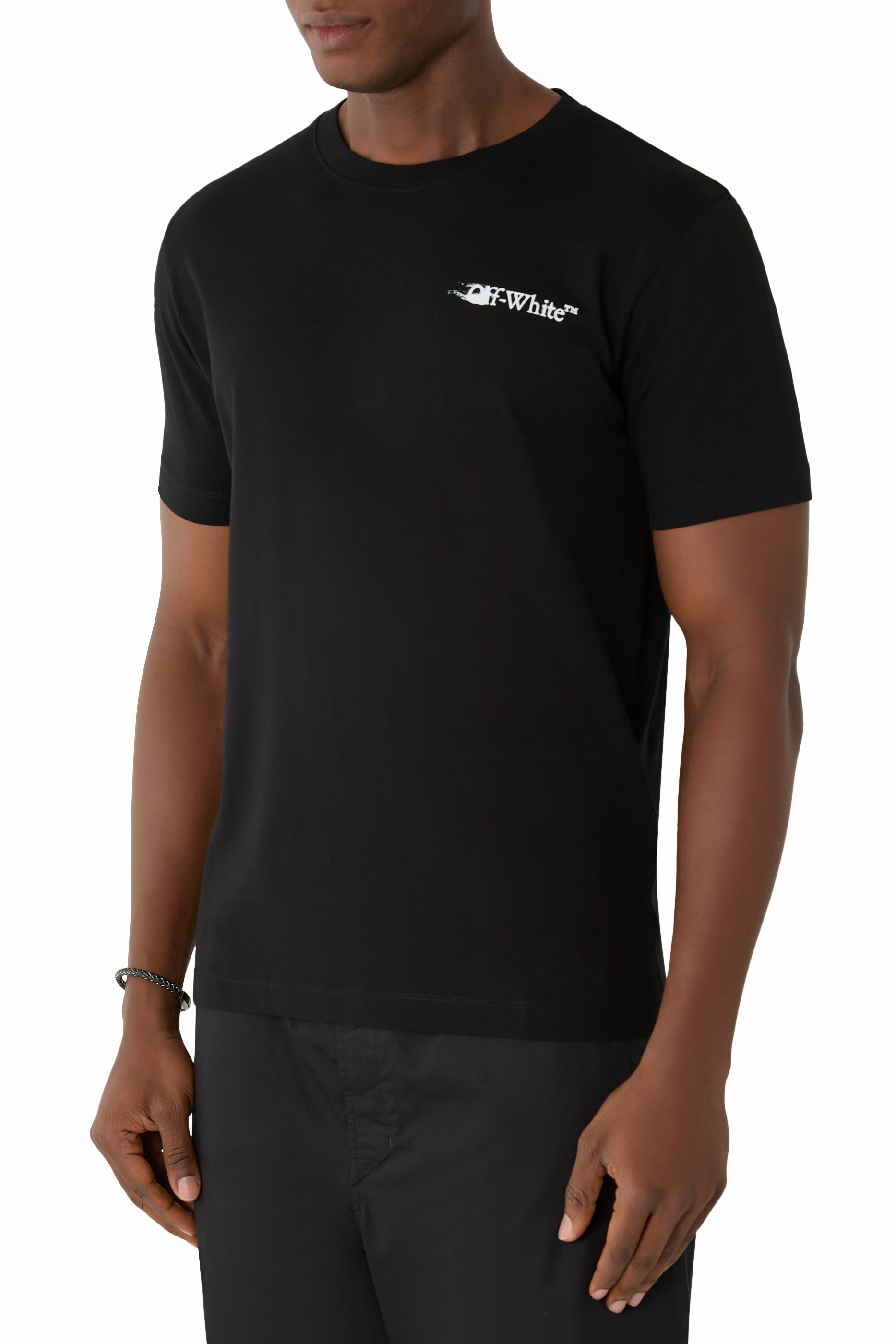 تيشيرت بقصة ضيقة وشعار الماركة مزين بطبعة أسهم وحبر