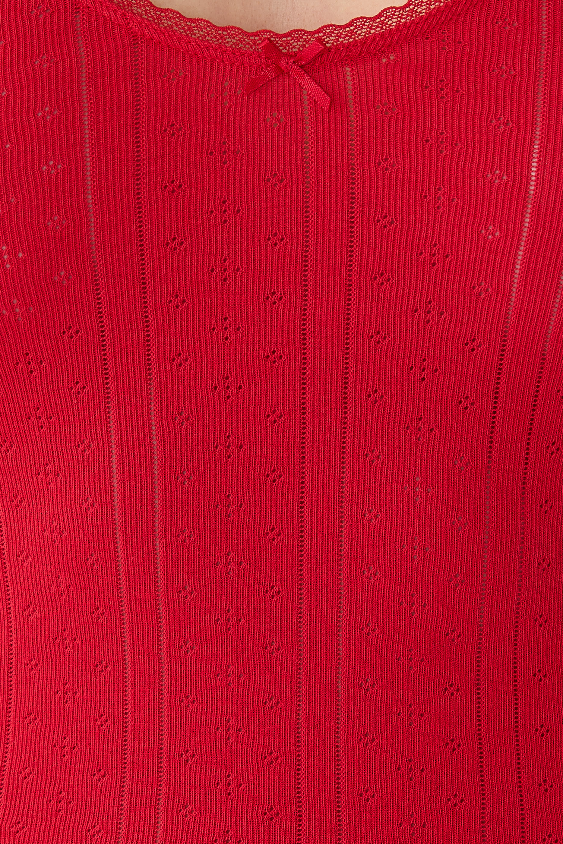 بلوزة بلا أكمام بياقة عميقة