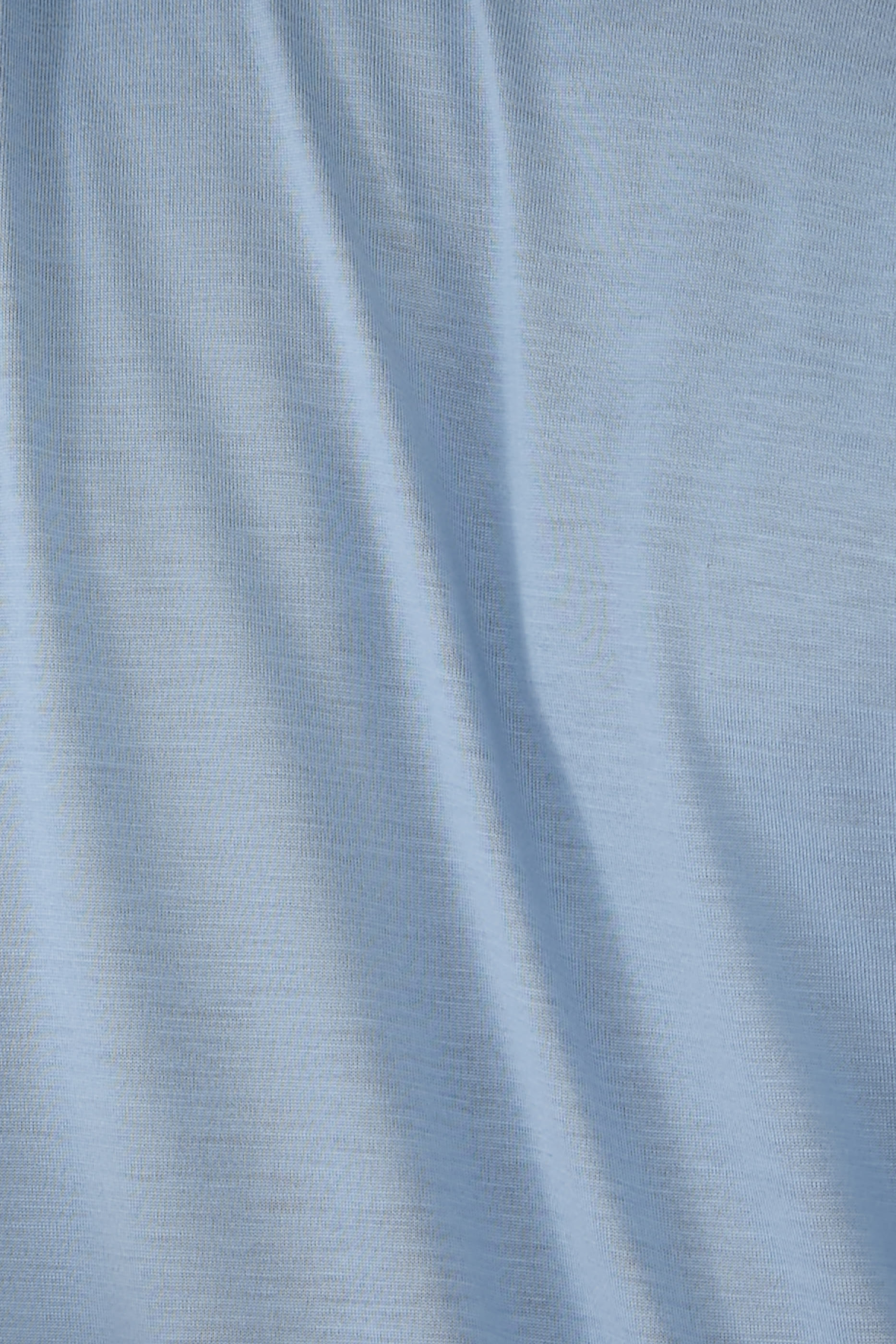 تيشيرت بياقة ضيقة