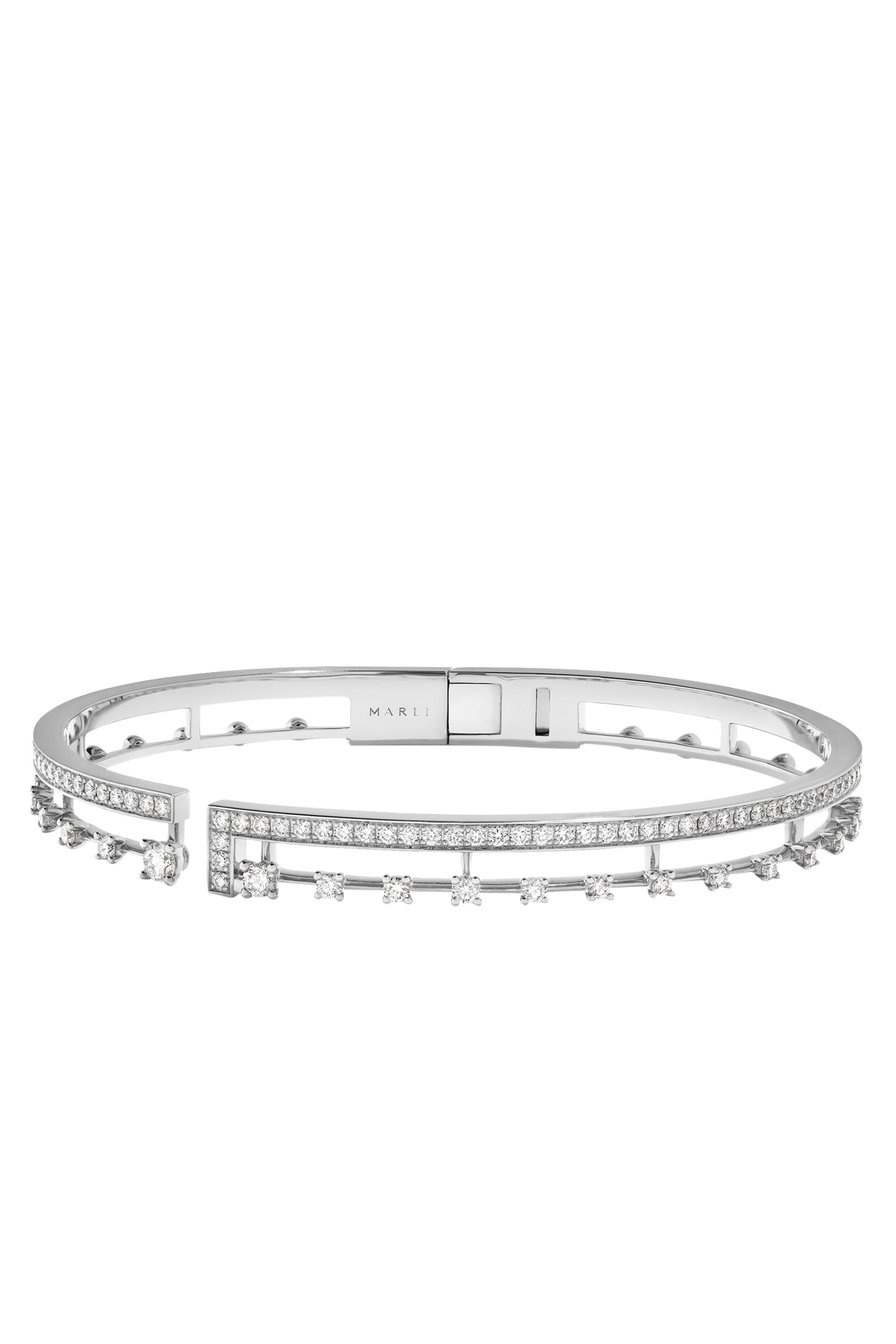 سوار أفنيوز مفتوح بمشبك مفصلي، ذهب أبيض عيار 18 والماس