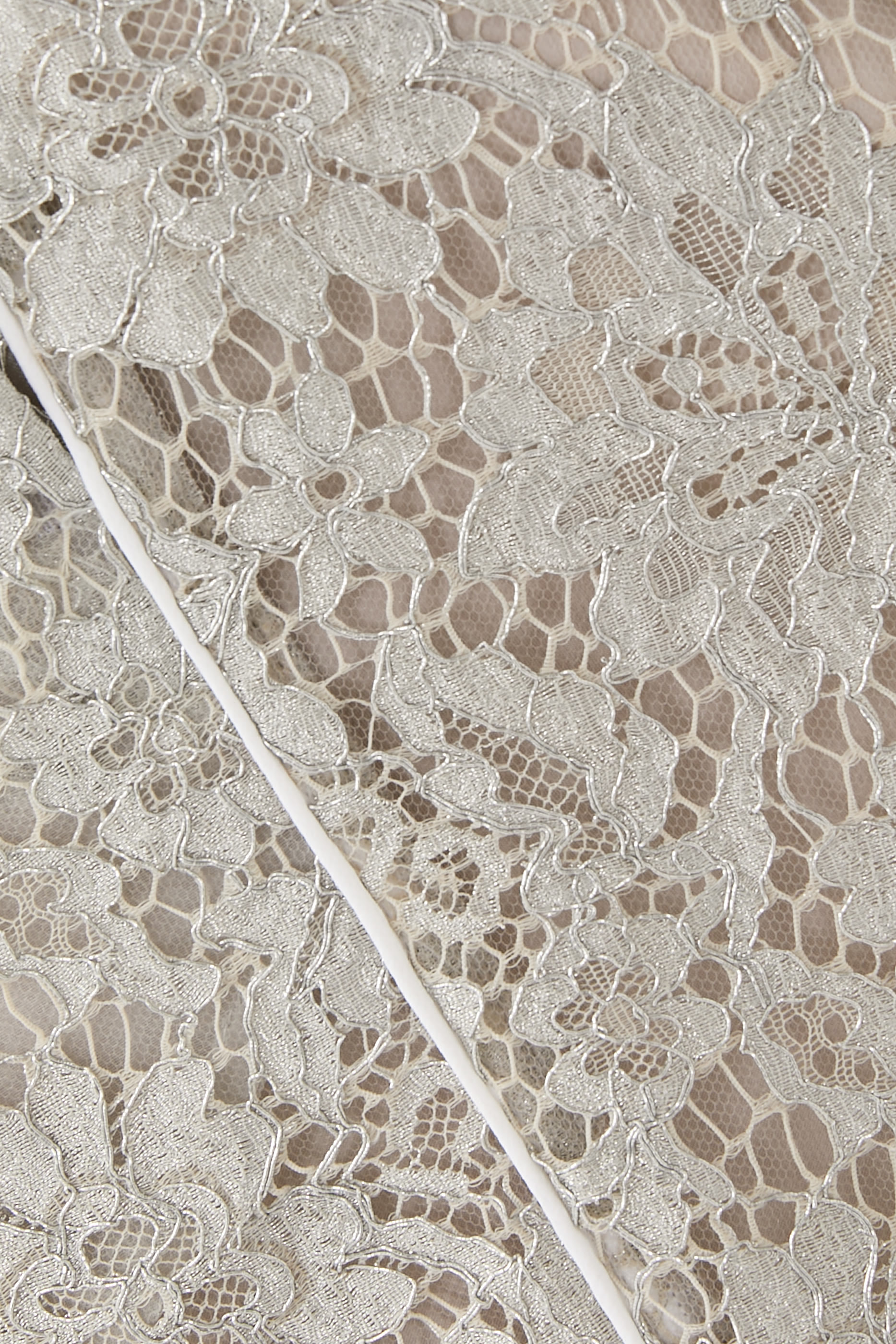 بنطال دانتيل لاميه مزين بالزهور