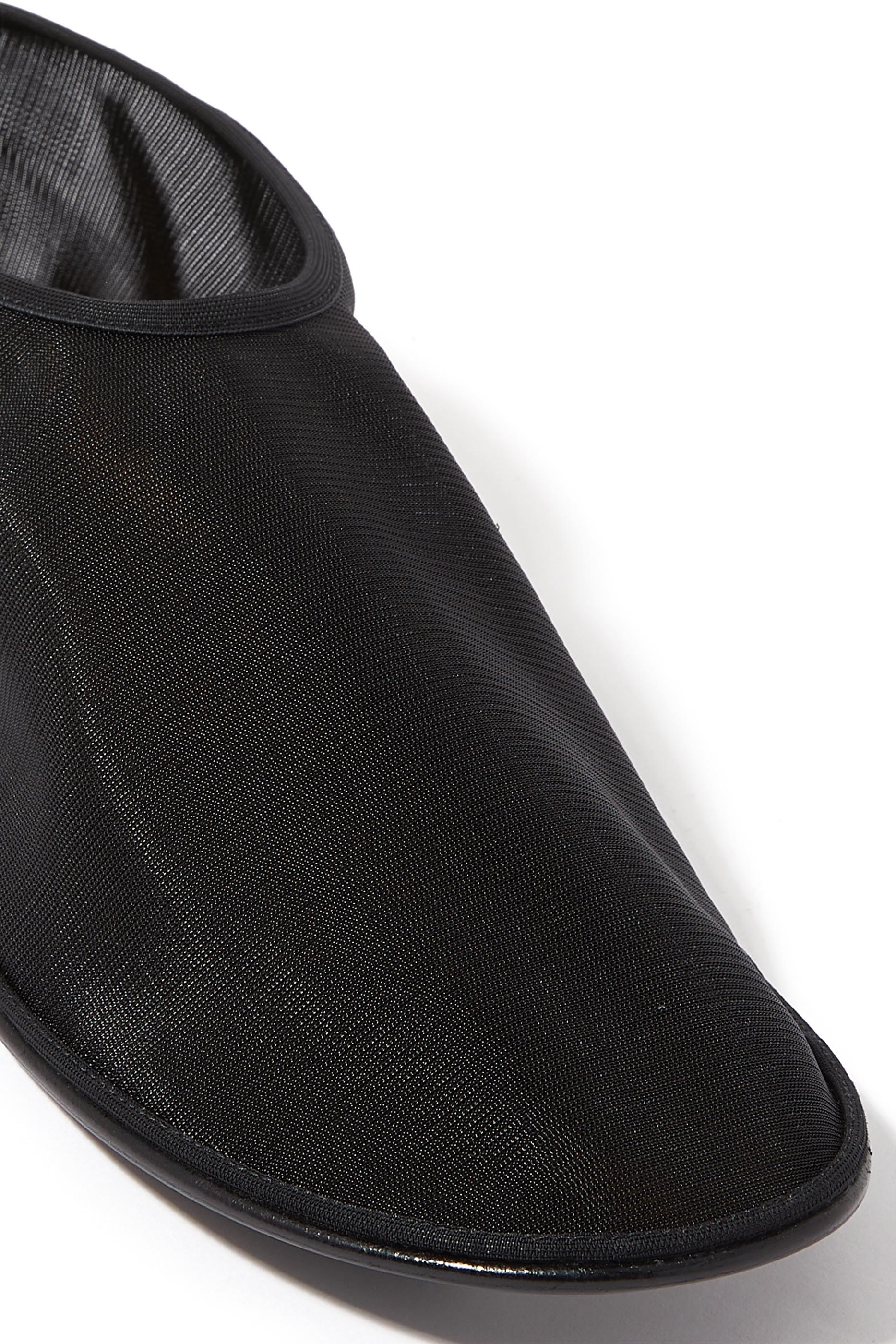 حذاء بتصميم جورب نايلون