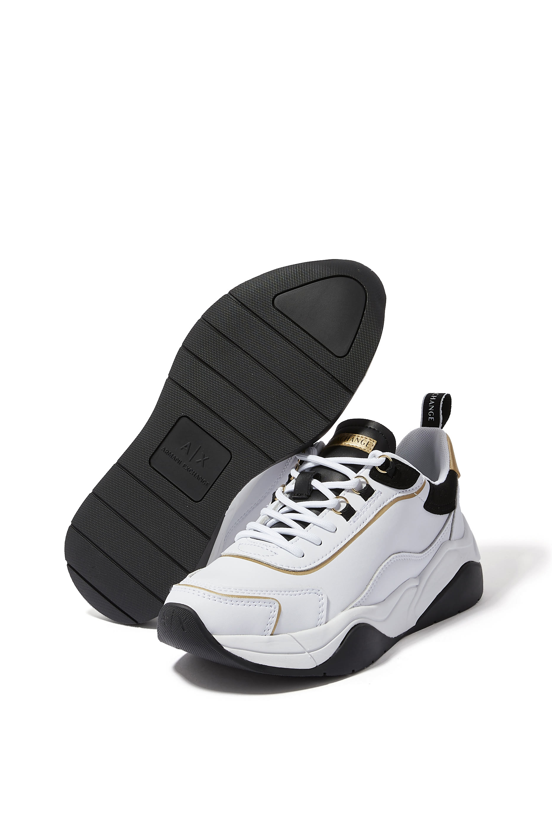 سنيكرز جلد بحلية بشعار الماركة