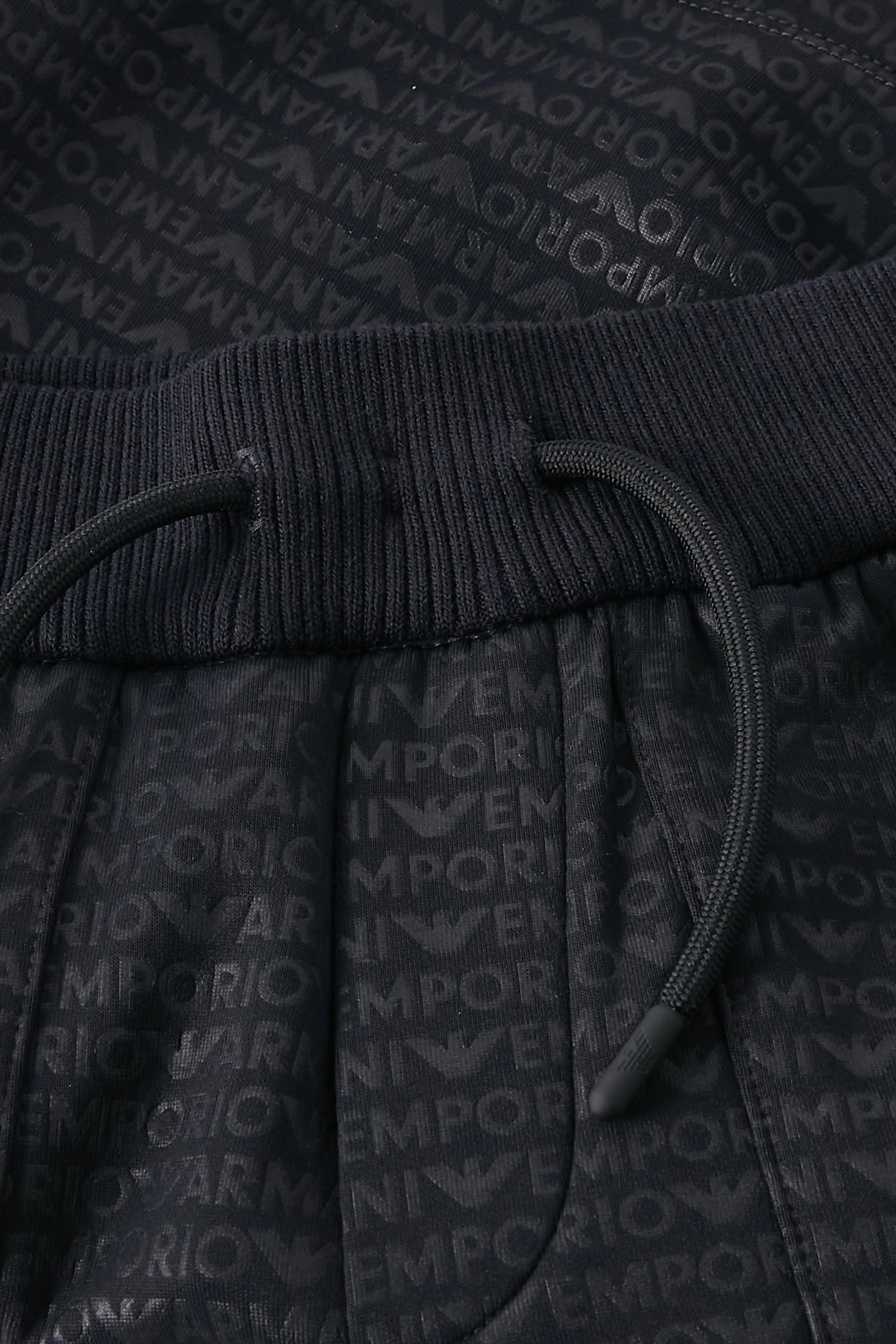 شورت طويل بطبعات أحرف شعار الماركة بالكامل