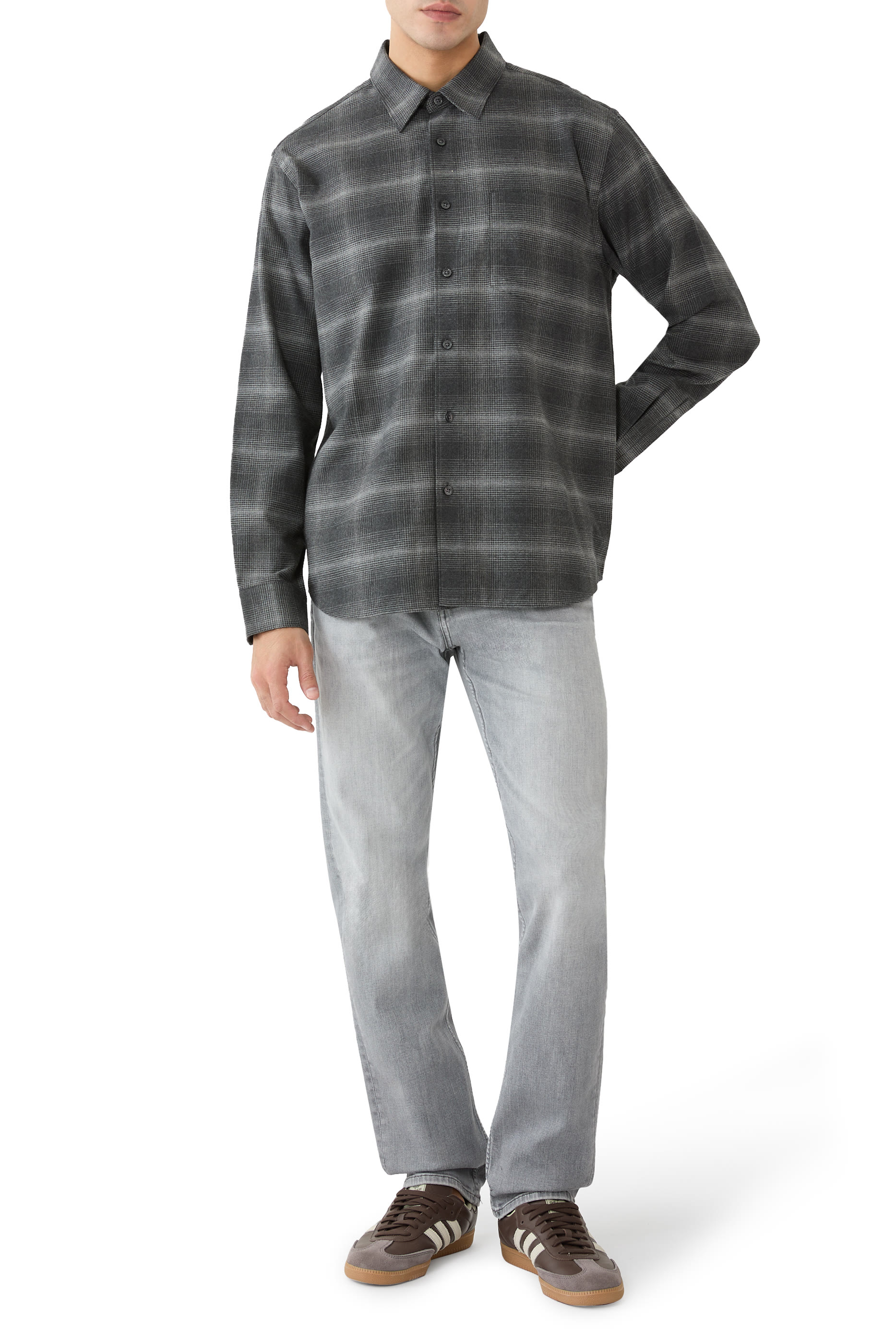 بنطال جينز بقصة ضيقة