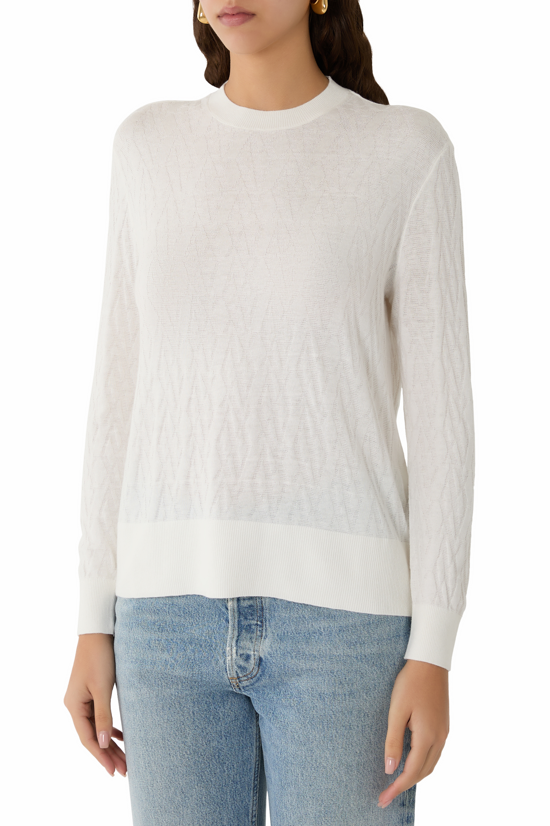 كنزة بحروف شعار الماركة