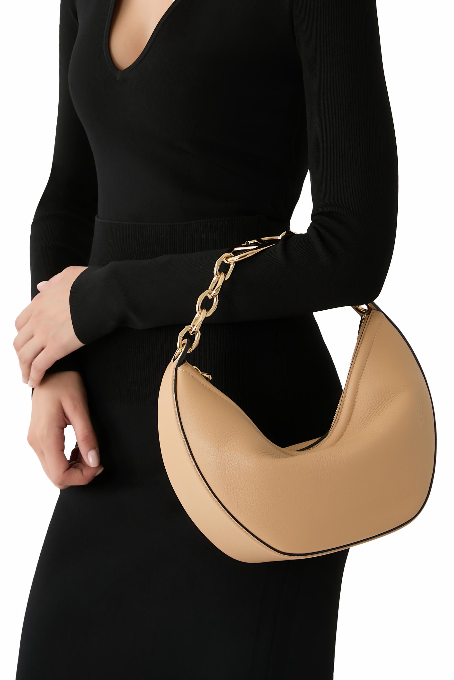 حقيبة هوبو صغيرة بتصميم نصف دائري بحلية شعار V