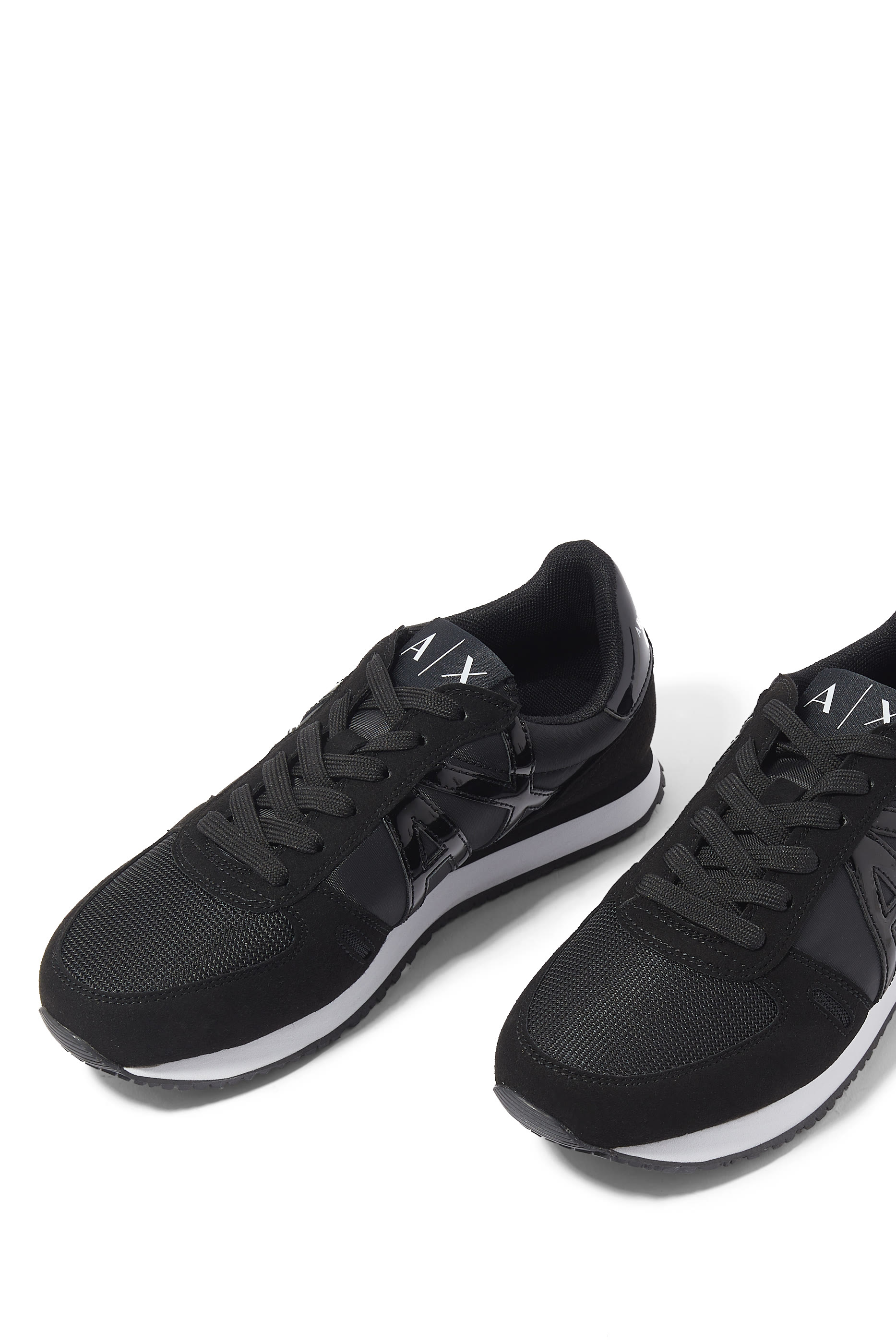 سنيكرز بشعار الماركة ألياف دقيقة