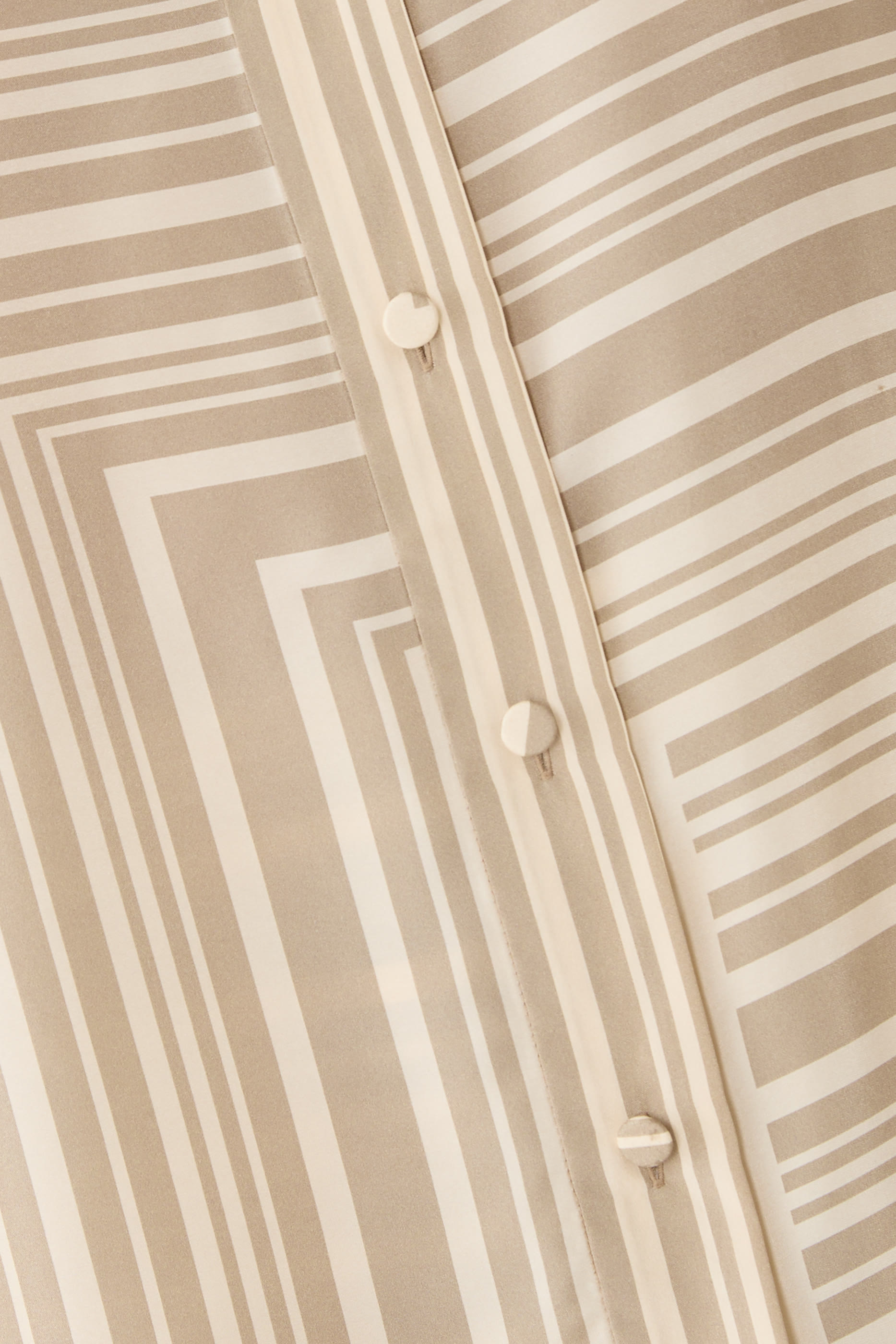 بلوزة اتلان بنقشة حرير