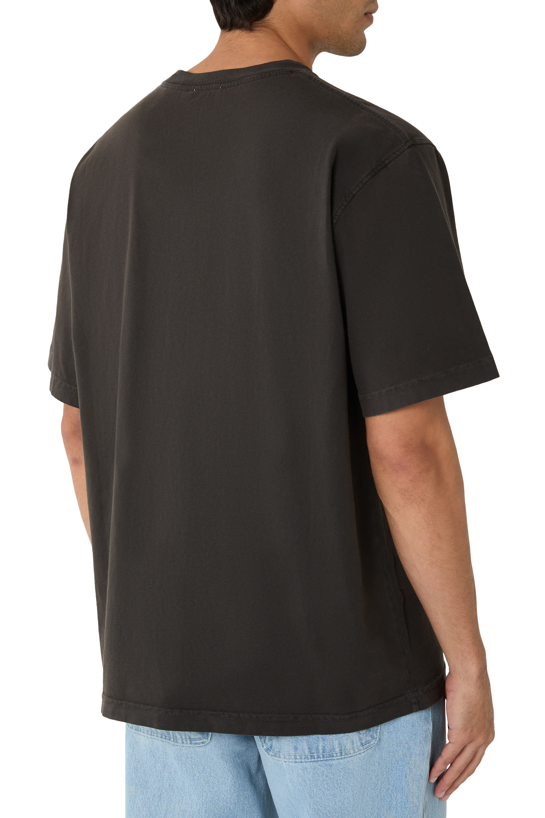 تيشيرت بياقة ضيقة ونقشة شعار جالري