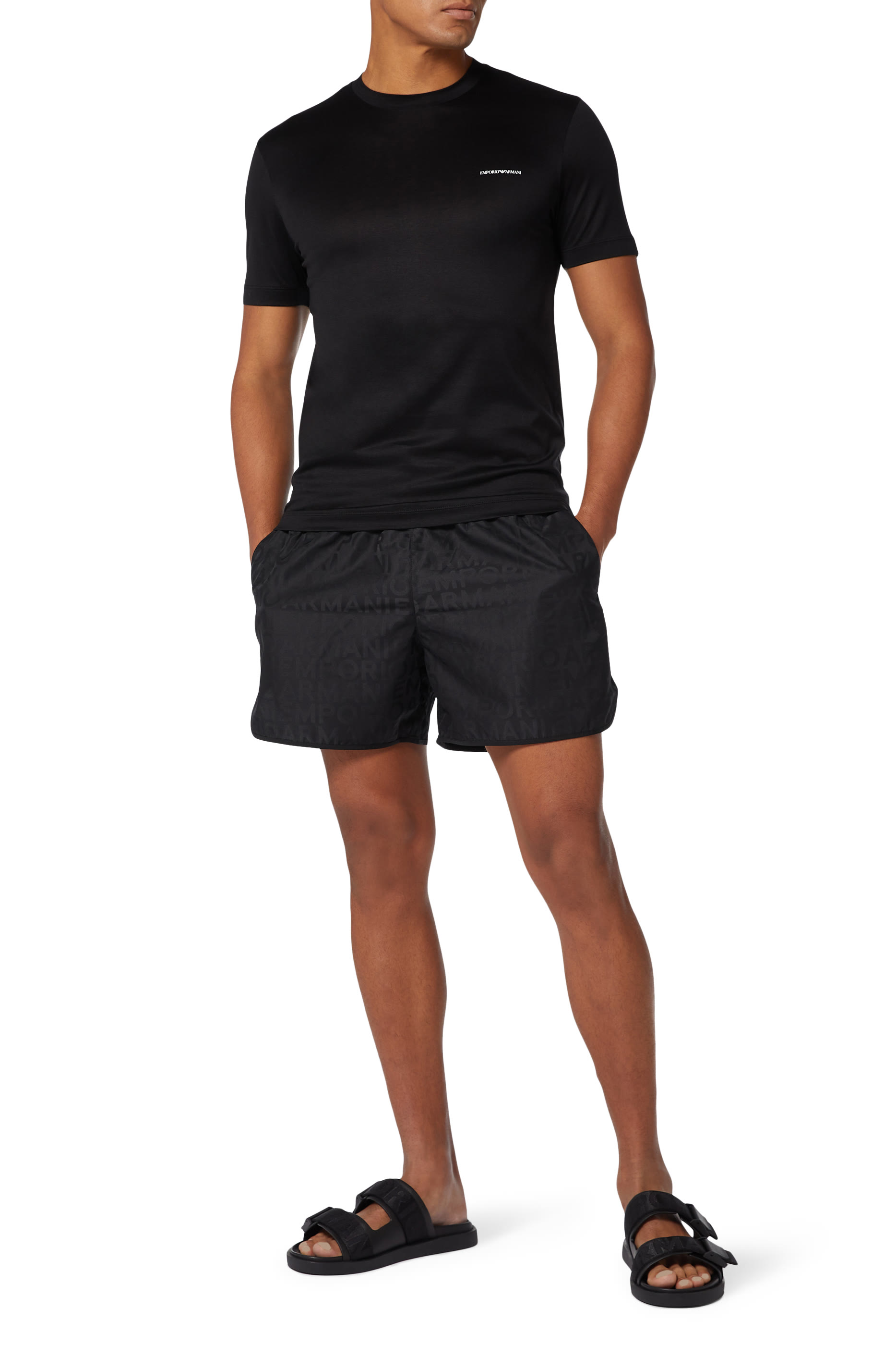 تيشيرت بشعار الماركة صغير ضمن تشكيلة الملابس الأساسية