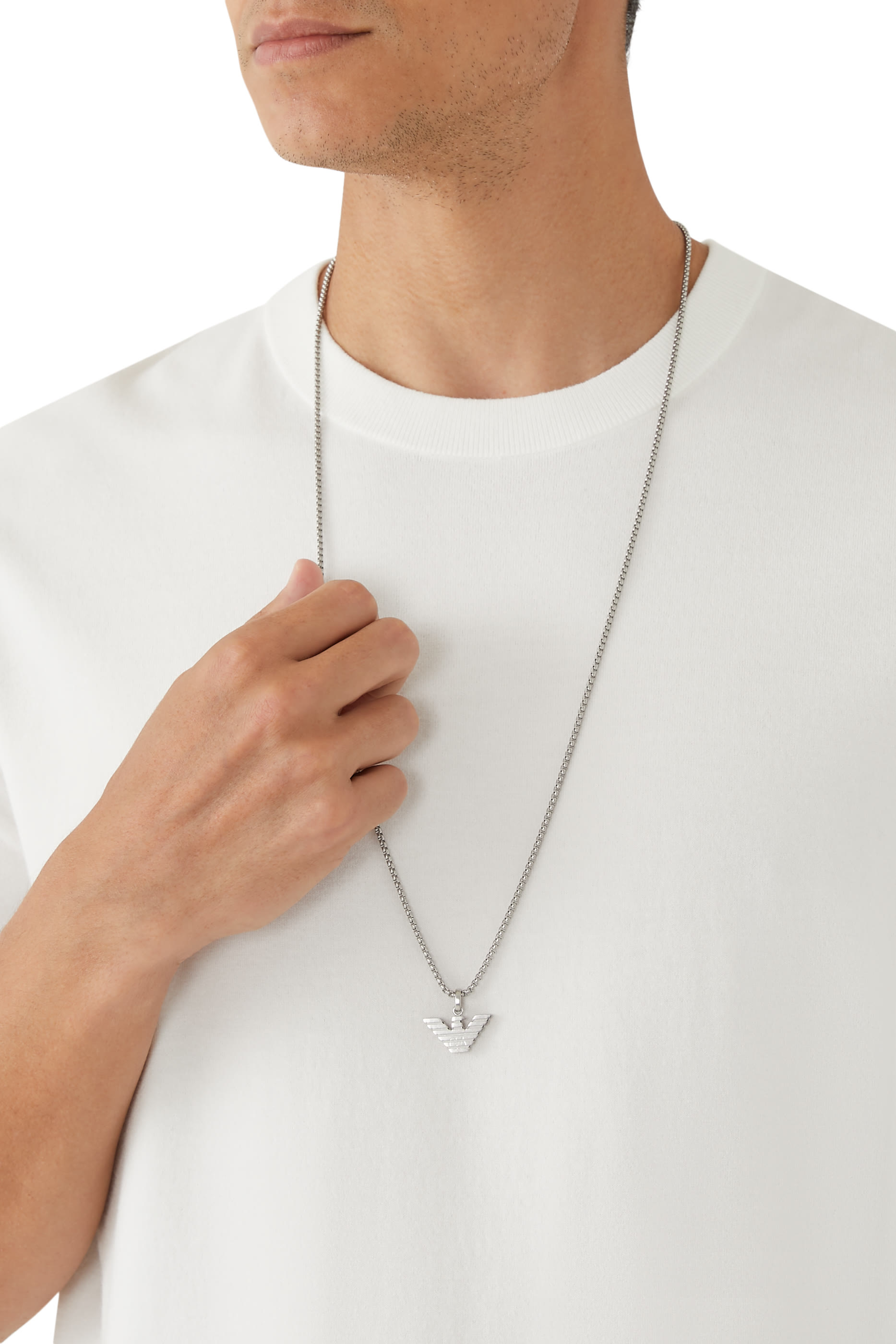 قلادة بشعار الماركة