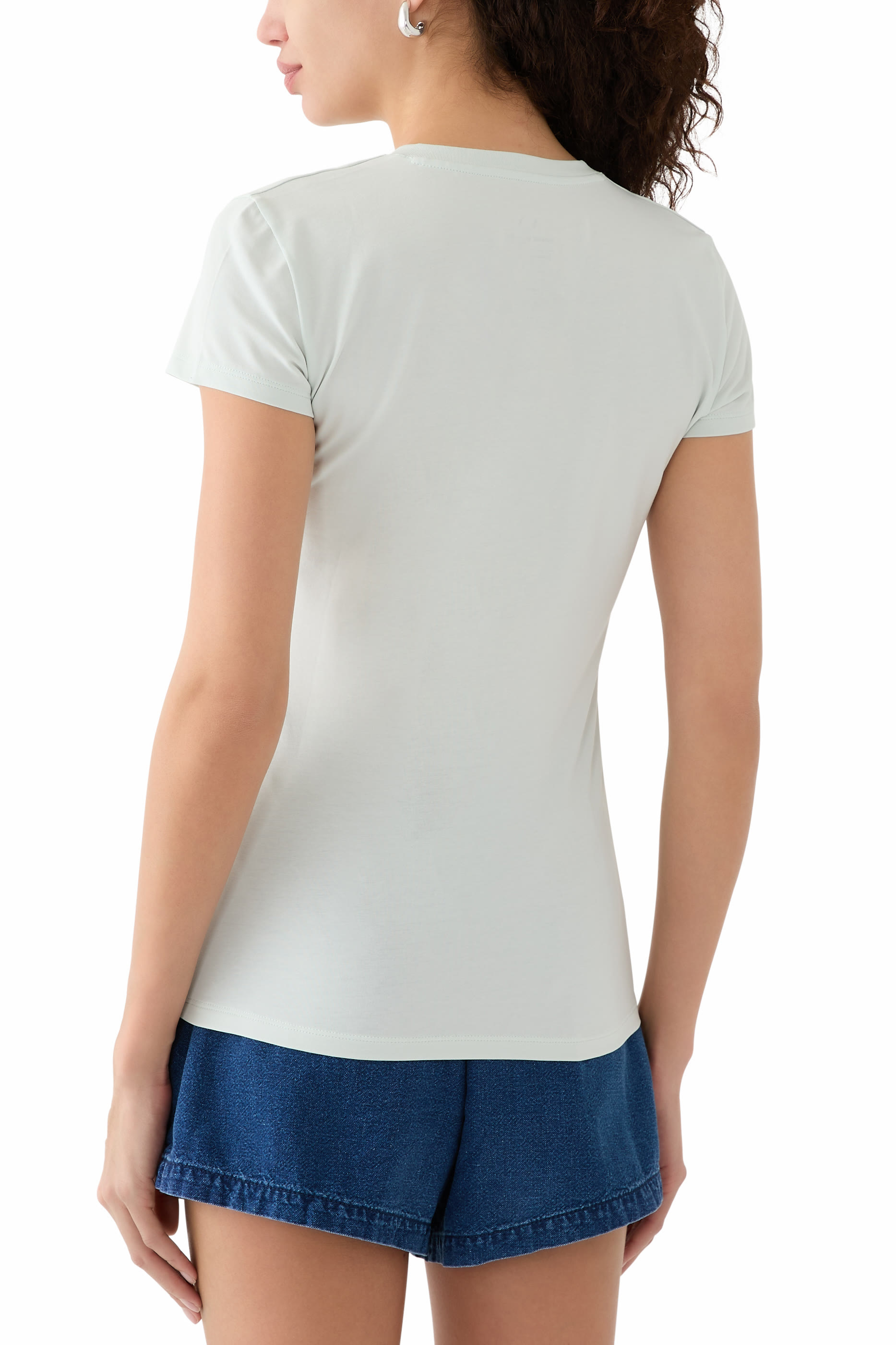 تيشيرت بياقة على شكل حرف V وشعار الماركة