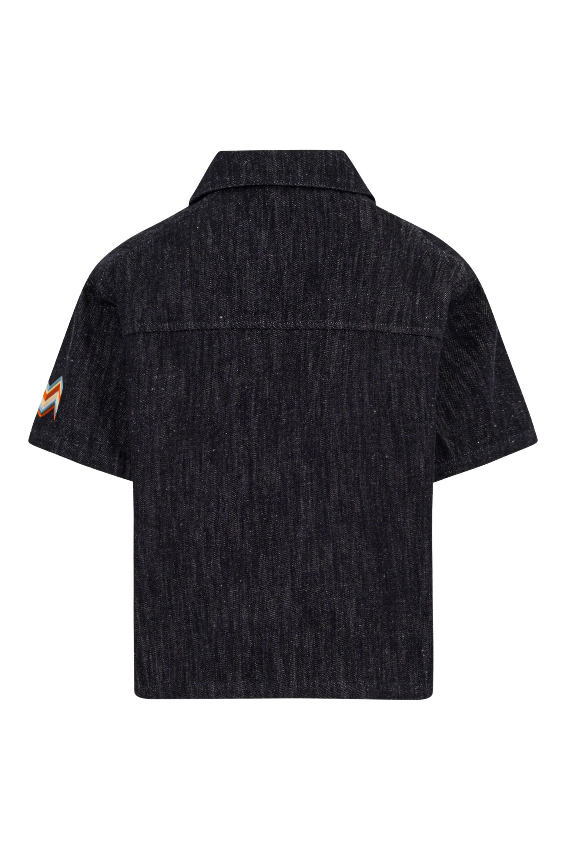 قميص بجيب عند الصدر بشعار الماركة دنيم للأطفال