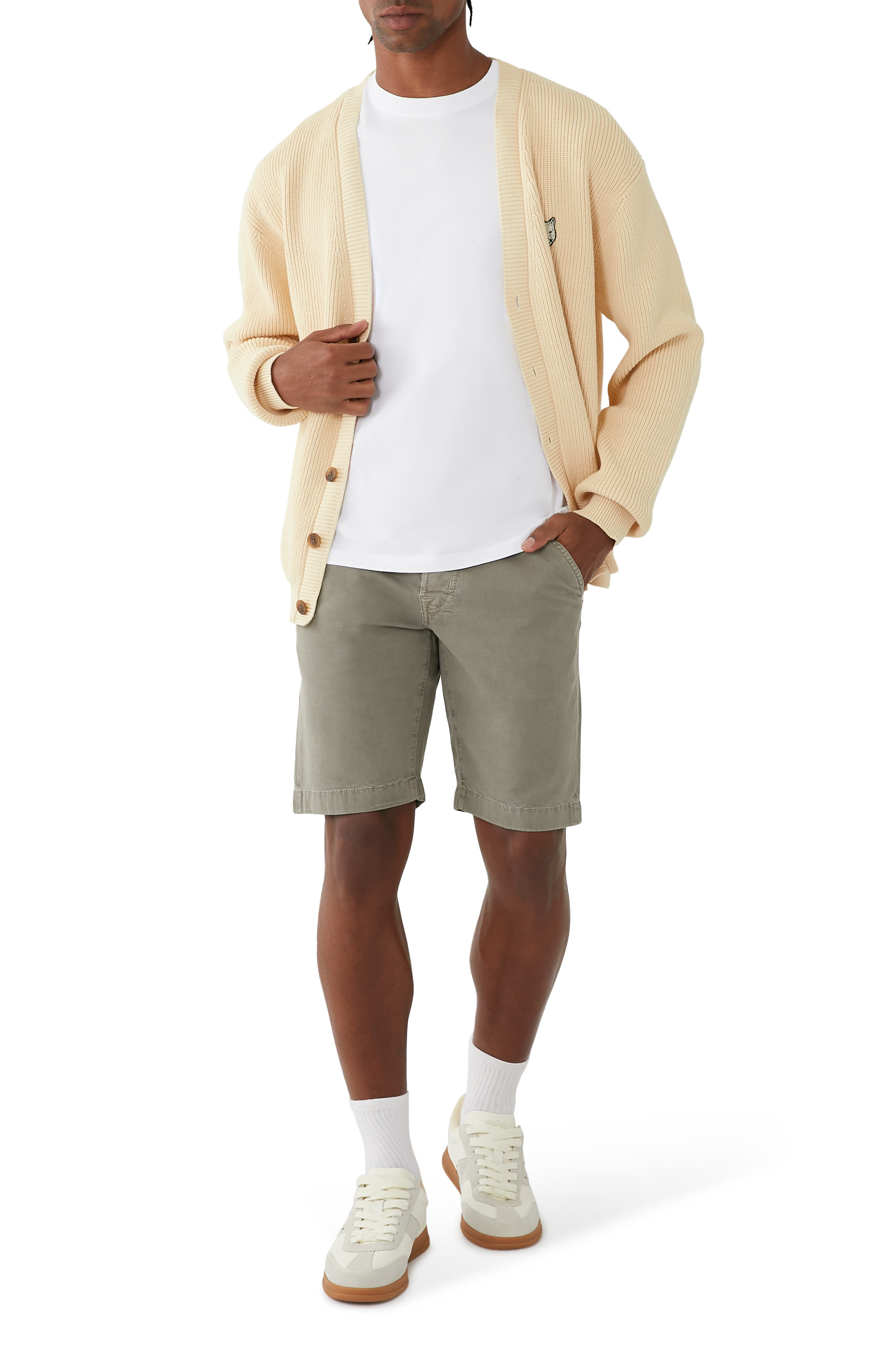 شورت برمودا بقصة ضيقة