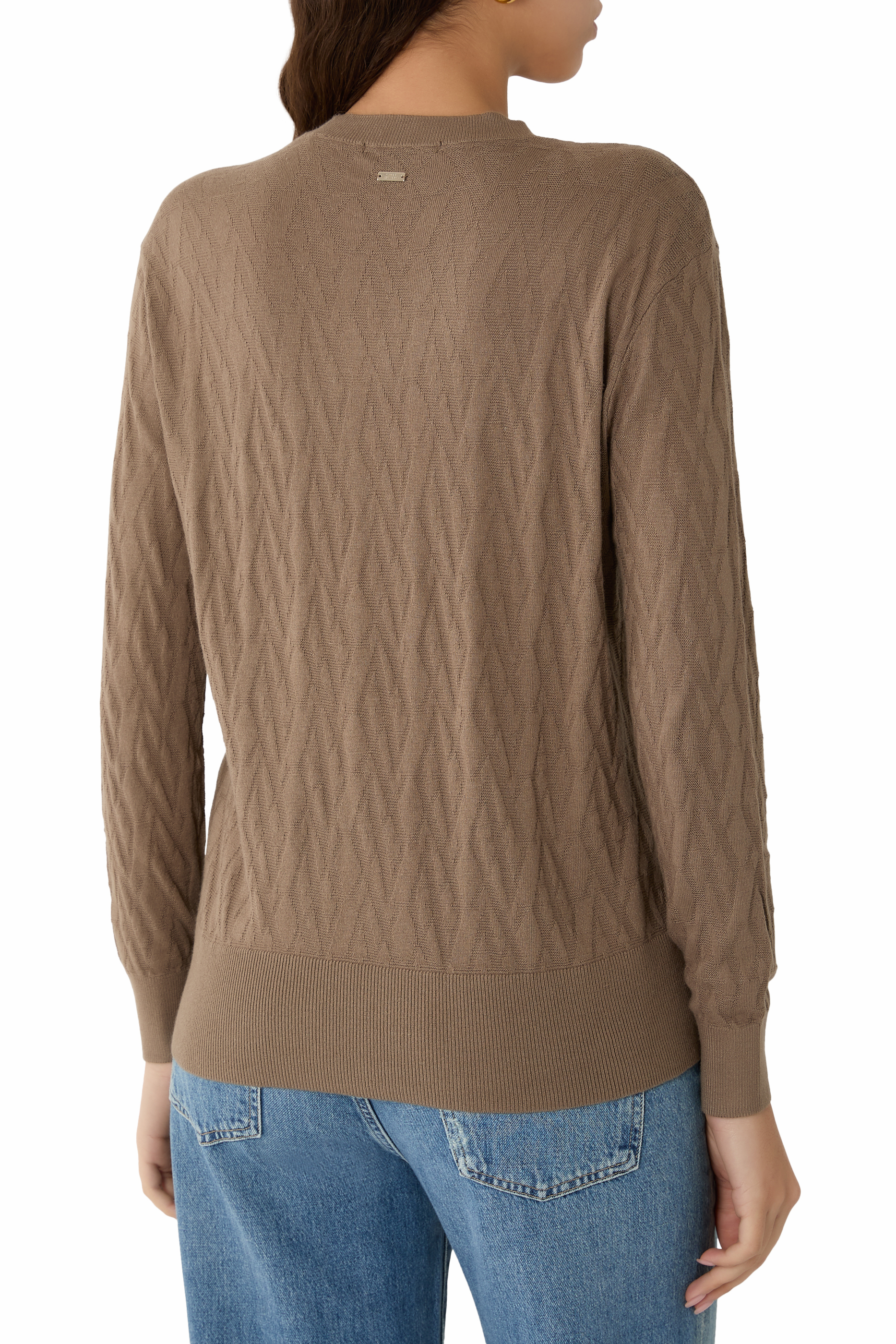 كنزة بحروف شعار الماركة