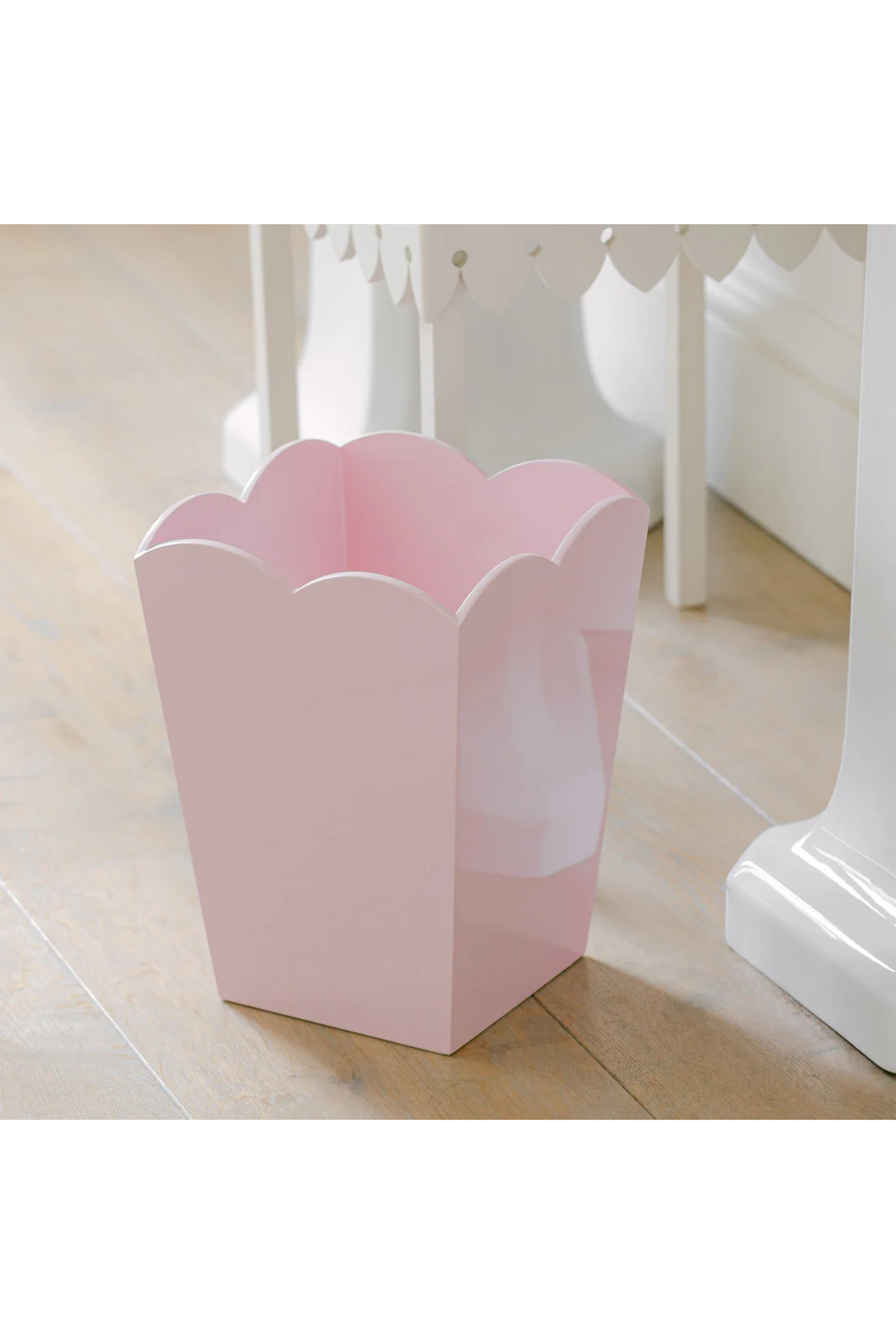 سلة مهملات بحواف صدفية