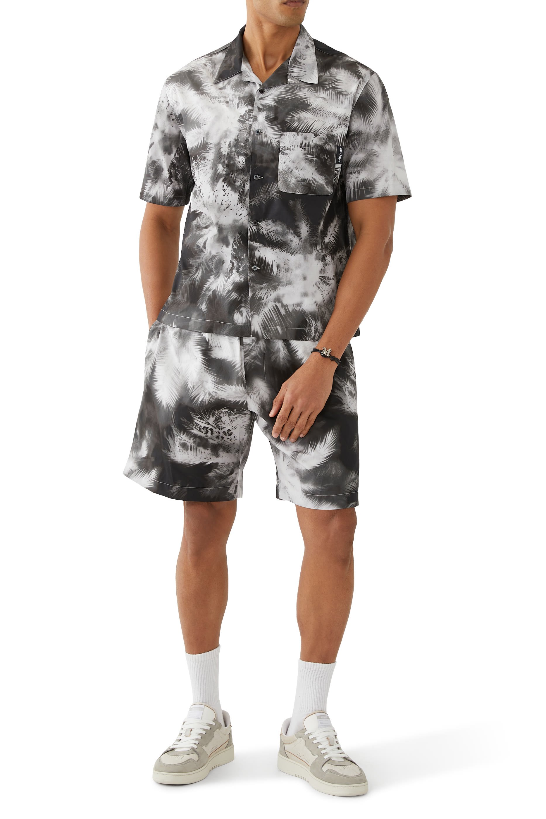 قميص بنقشة نخيل بلون أزرق