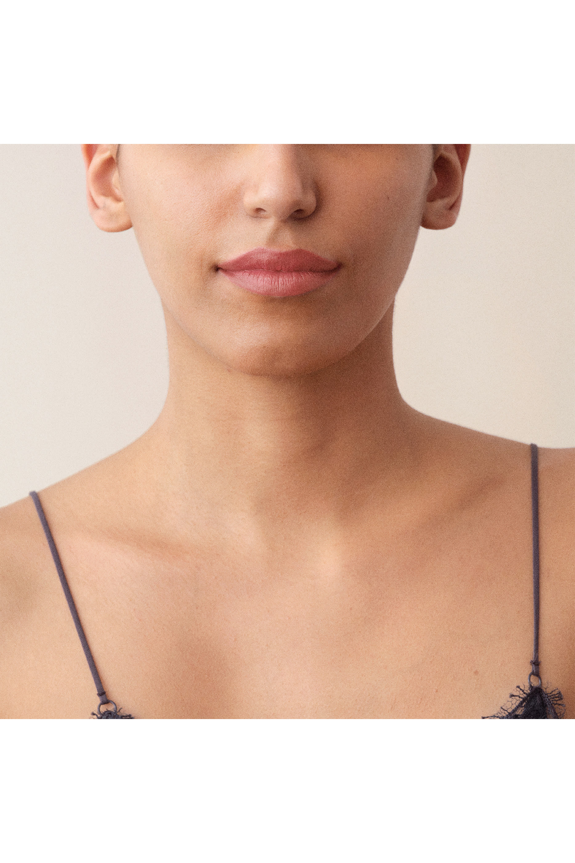 أحمر شفاه حريري غير لامع