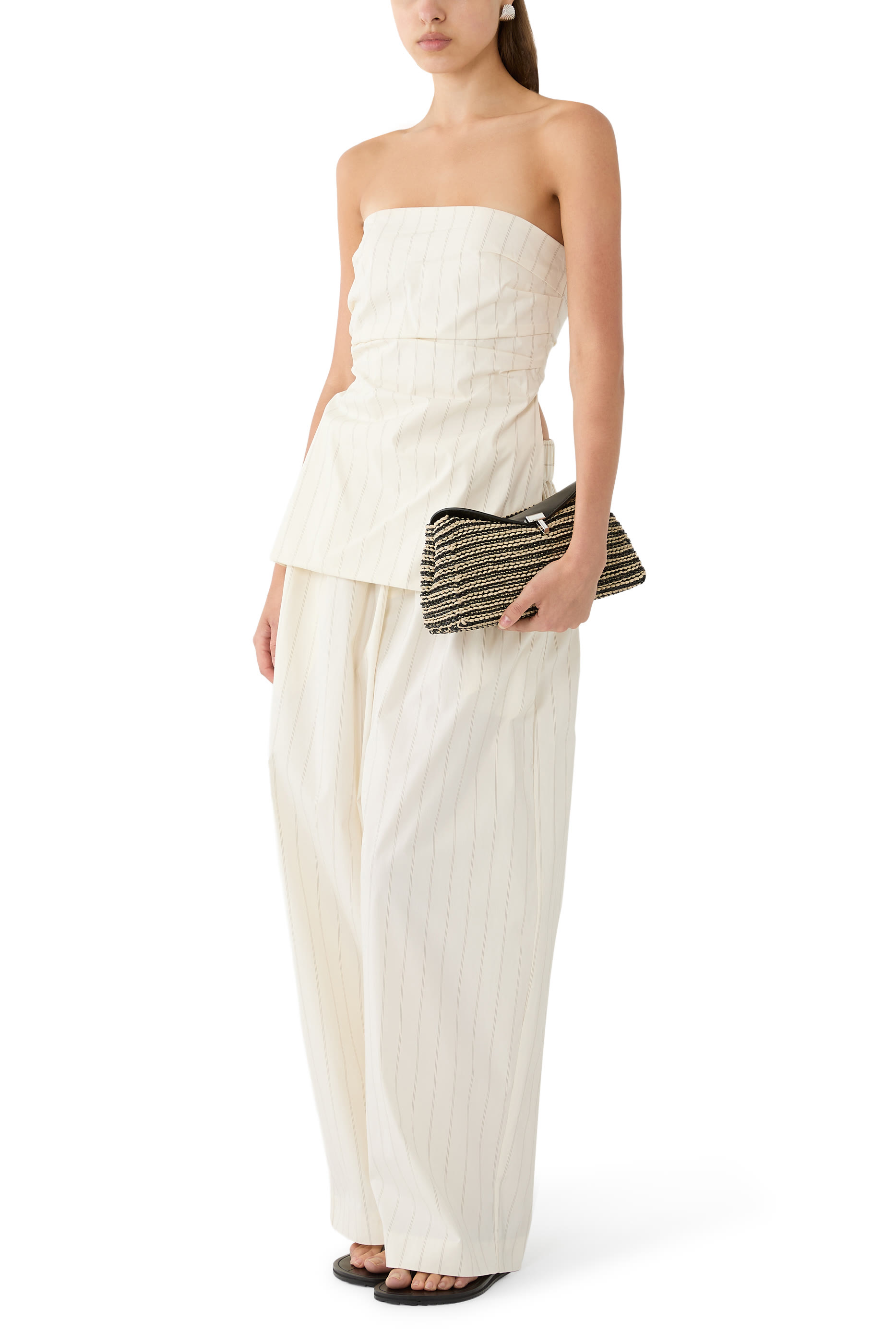 بلوزة بلا حمالات بربط في الخلف